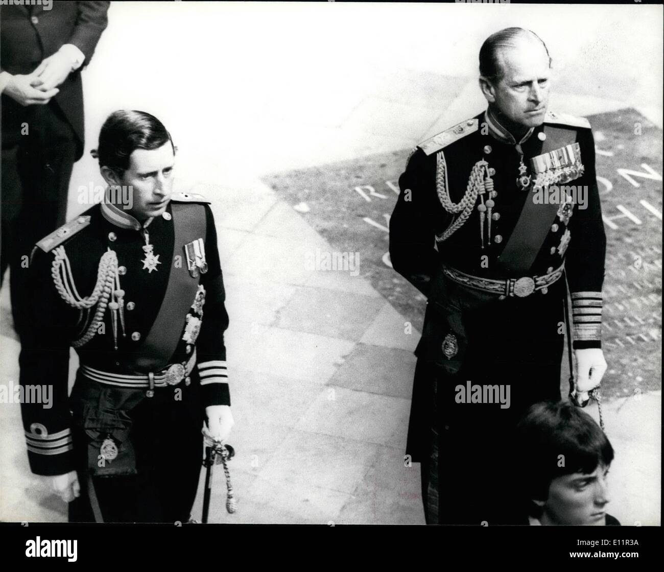 Septembre 09, 1979 - La cérémonie de funérailles du Comte Mountbatten : la cérémonie de funérailles de l'Earl Mountbatten a eu lieu à Londres aujourd'hui. Le cercueil a été porté sur un affût de canon naval le long d'une route de St Jame's Palace à l'abbaye de Westminster. La photo montre le Prince de Galles et le duc d'Édimbourg vu entrer dans l'abbaye pour le service funèbre Banque D'Images