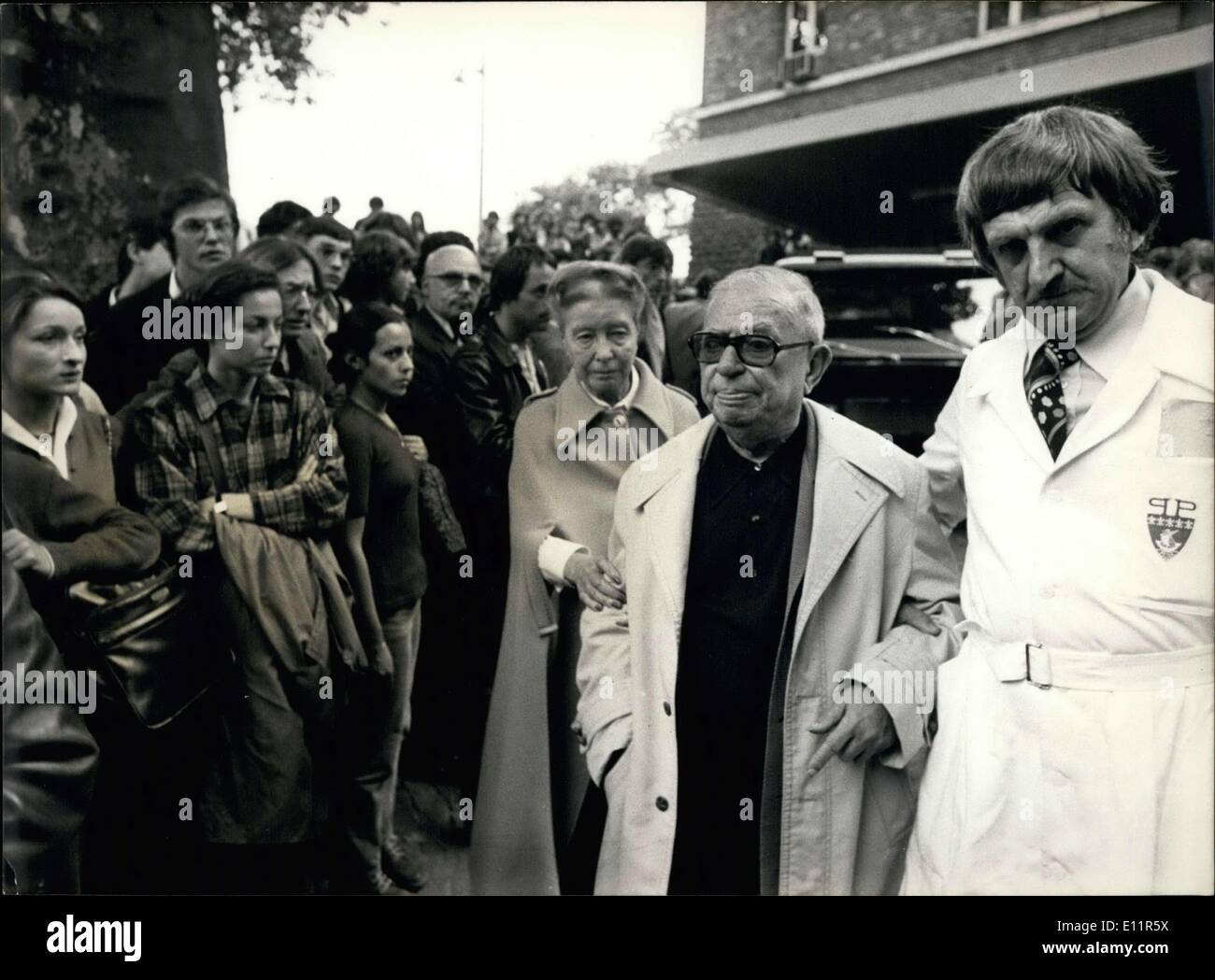 Au 28 septembre 1979 - Des milliers de personnes ont assisté aux funérailles de Pierre Goldman au cimetière du Père-Lachaise à Paris. Un militant de l'extrême-gauche, reconnu coupable du meurtre de deux pharmaciens parisiens, mais effacé par la suite de sa peine dans un second procès, a été battu et tué dans les rues de Paris par un inconnu. Banque D'Images