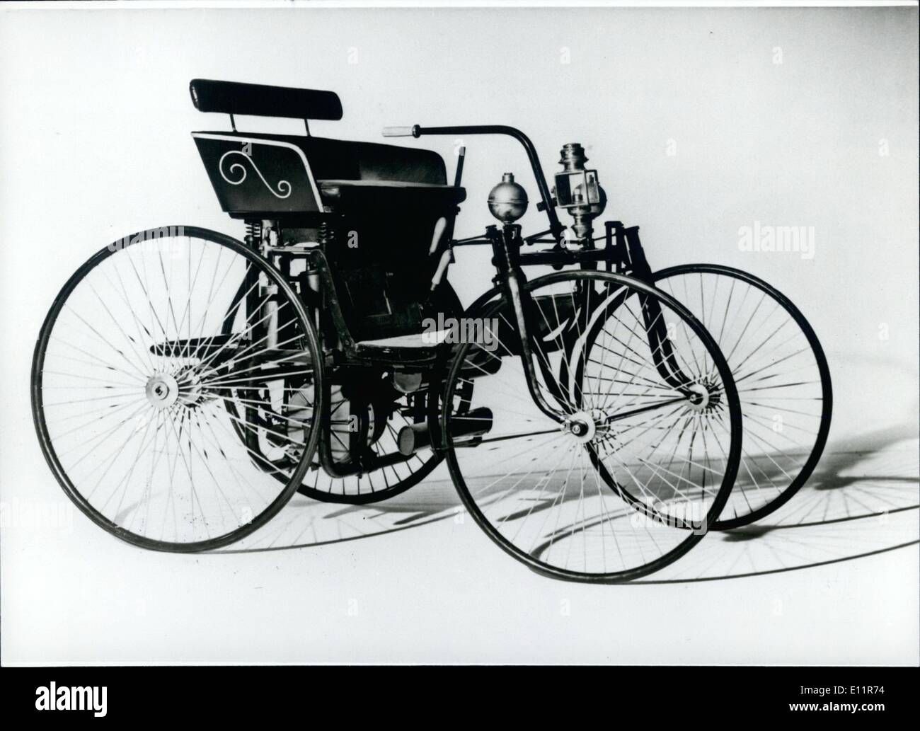 Le 12 décembre, 1979 - 50. Jour de la mort de Wilhelm Maybach à Heilbronn/West-Germany à cette occasion une exposition commémorative a lieu. Il y a 50 ans, au 29 décembre 1929, à Stuttgart - Bad Le Canstatt/West-Germany est mort l'ingénieur et industriel Wilhelm Maybach (notre photo). En tant que co-travailleur de Gottlieb Daimler Maybach a influencé le développement de la voiture. Sous sa direction le premier moteur Daimler a grandi en 1883. et en 1886, la meilleure année pour Daimler-Maybach, suivi le coach -avec elle l'éclater sur le chemin de la première véritable voiture de travail a été faite Banque D'Images