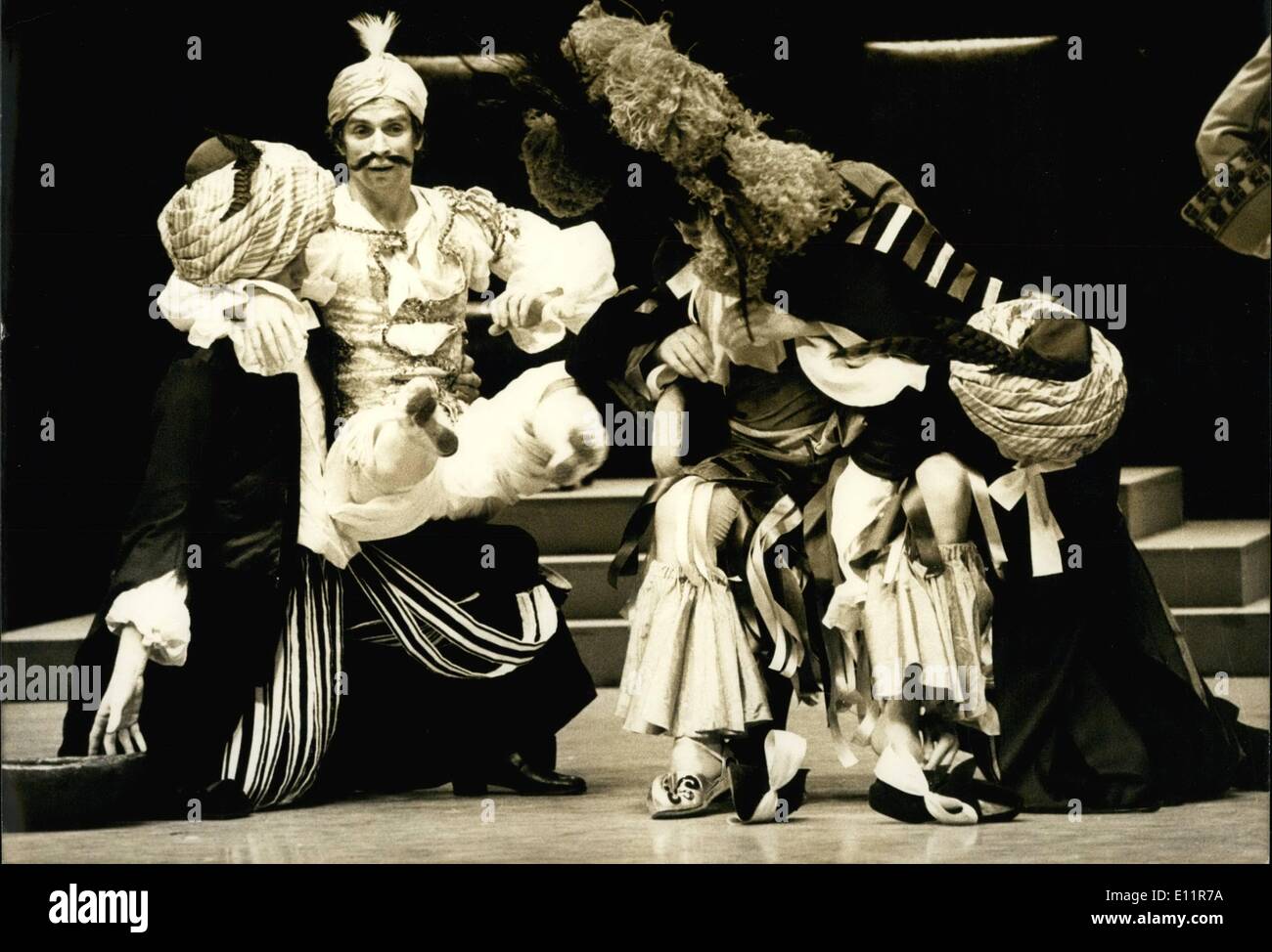 Le 12 décembre 1979 - après avoir blessé son pied gauche et étant hors du théâtre des opérations pour quelques semaines, Rudolf Nourrev est de retour au Palais des Sports. La célèbre danseuse sera en spectacle dans le ballet de l'opéra ''Le Bourgeois Gentilhomme,'' Molière comédie célèbre qui a été tu Banque D'Images