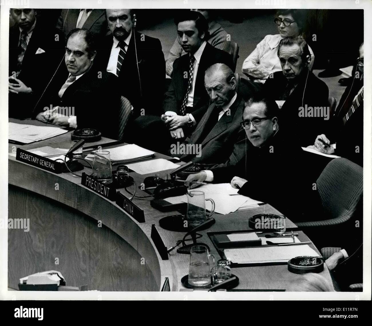 Le 12 décembre 1979 - Nations unies débat du Conseil de sécurité sur la situation en Iran. Photo montre : Ce matin, le président du Conseil de sécurité, Chen Chu de Chine s'adressant au Conseil tout en s'Kurt Waldheim et dernier mois président du Conseil, M. Palacios de Vizzio de la Bolivie, de l'écouter. Banque D'Images