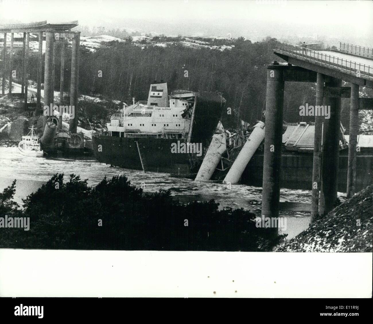 01 janvier, 1980 - 10 mourir comme navire pont hit en Suède : au moins 10 personnes sont mortes lors de la 27,000 tonne ''37'' a été dans une collision avec un pont routier près de Gothenburg Suède,. Le pont relié les îles de Tjorn et Orus, six voitures et deux camions a roulé sur le pont dans la mer au moment de la collision. La photo montre une partie de la structure du pont vu sur le pont du bateau après la collision/ Banque D'Images