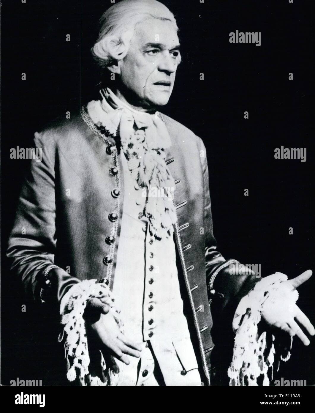 01 janvier 1980 - Paul Scofield dans Amadeus à l'Olivier Theatre : la production nationale de théâtre de Peter Shaffer's new play Amadeus à l'Olivier Theatre, Rive Sud. Londres, réalisé par Peter Hall avec des conceptions et des éclairs par John Bury, musique de Para et Salieri. Photo montre Paul Scofield qui prend la partie d'Antonio Salieri dans le jeu. Banque D'Images