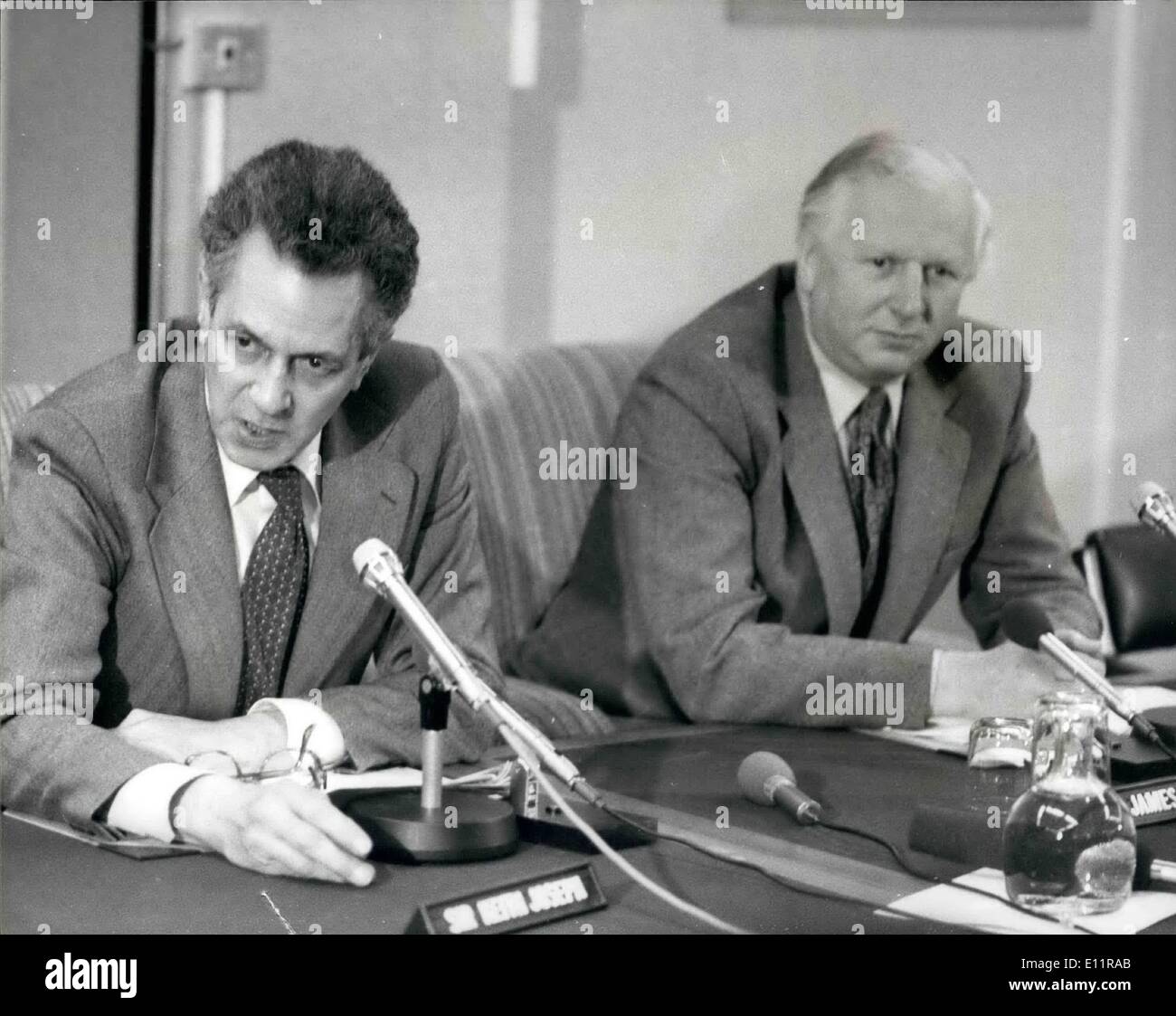 01 janvier 1980 - GRÈVE DE L'ACIER CHEF RENCONTREZ SIR KEITH JOSEPH M. AIDE À L'AVANT LE MINISTÈRE DE L'INDUSTRIE À LONDRES Nouvelle tentative de régler les trois semaines de grève de l'acier sera faite la semaine prochaine, lorsque les dirigeants syndicaux et British Steel Corporation management devraient rouvrir des négociations directes, les dirigeants et les ministres de l'Union européenne d'aujourd'hui a eu des entretiens au Ministère de l'industrie de Londres. PHOTO MONTRE :- Sir Keith Zaseph, secrétaire de l'industrie et M. avant.L'emploi Secrétaire après leur réunion aujourd'hui avec les dirigeants des syndicats de l'acier en grève. Banque D'Images
