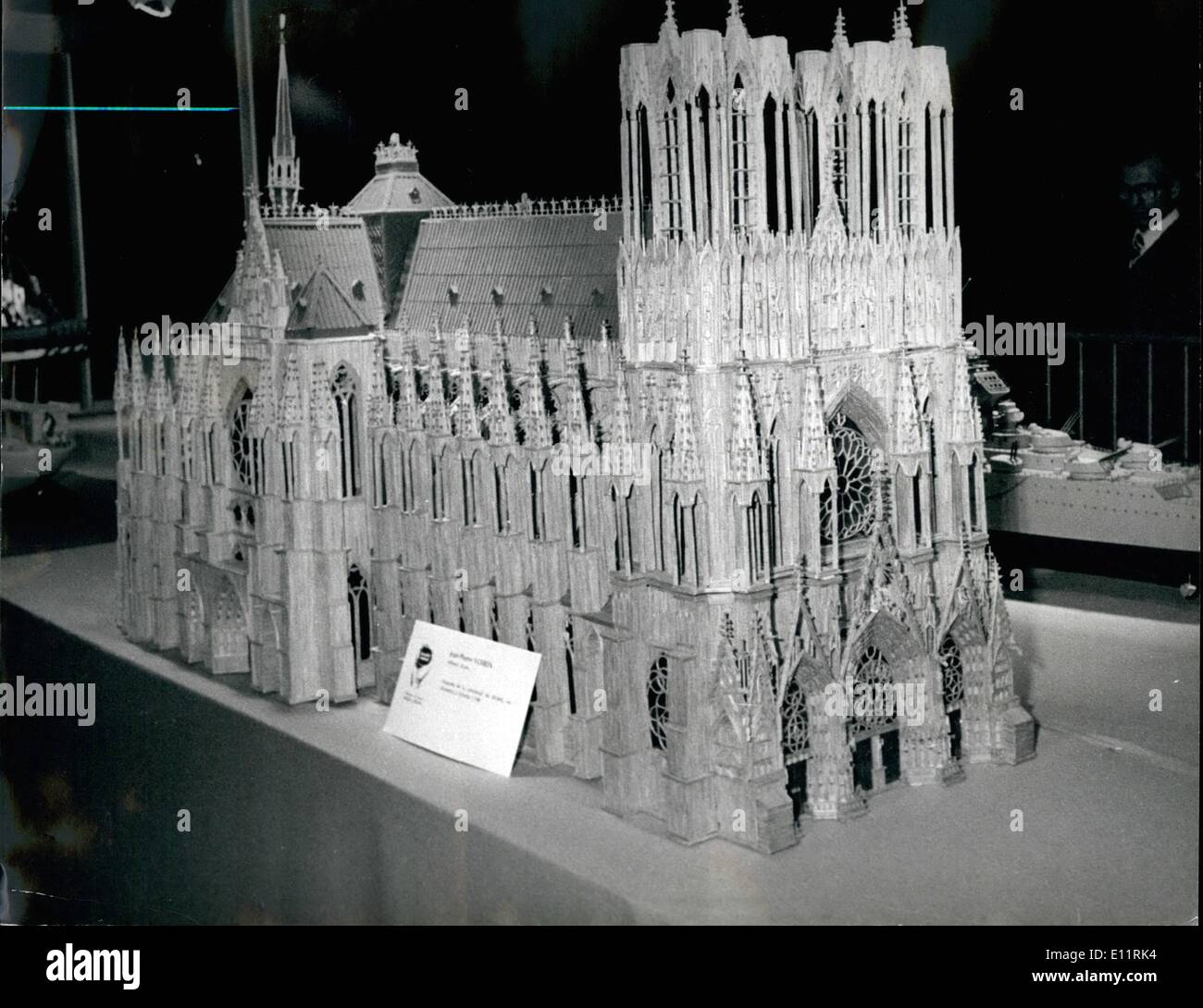 01 janvier 1980 - dix milliers d'allumettes pour faire une cathédrale : la célèbre cathédrale de Reims, France, a été peint, sculpté, photograped mais jamais modélisé dans les allumettes. Maintenant, ce modèle à un I/100e échelle a été rempli par 32-year-old soldier Jean-Pierre Voirin. Il a remporté un prix de 10 000 franes, un des deux étant donné chaque année par un jury composé de divers artisans, en vertu des règles et de l'argent mis en place par un tailleur, Adolphe Lafont. Banque D'Images