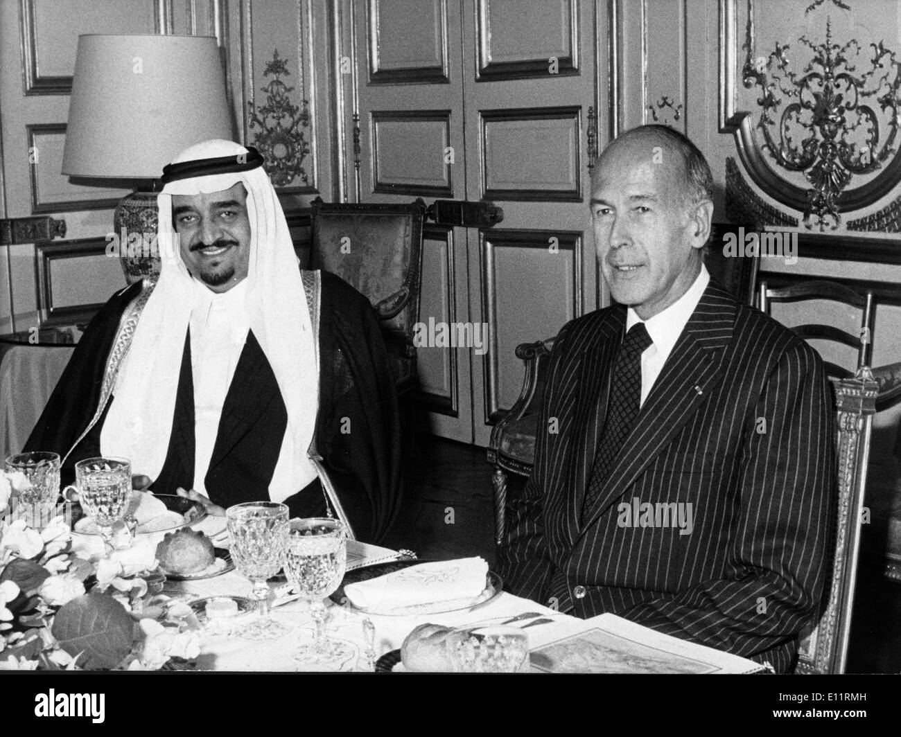 01 janvier 1980 - La ville de Koweït, Koweït - Photo : vers 1980. Le roi Abdullah bin Abdul Aziz Al Saud (L). Maison des Saoud est la famille royale du Royaume d'Arabie Saoudite. La nation moderne d'Arabie saoudite a été créé en 1932, si les racines et l'influence pour la Maison des Saoud a été plantée dans la péninsule arabe plusieurs siècles plus tôt. Avant l'ère du fondateur du royaume, Abdul-Aziz ibn Saud, la famille a jugé le Nejd et avait à plusieurs reprises en conflit avec l'Empire Ottoman, le Chérif de La Mecque, et la famille Al Rashid de Ha'il Banque D'Images