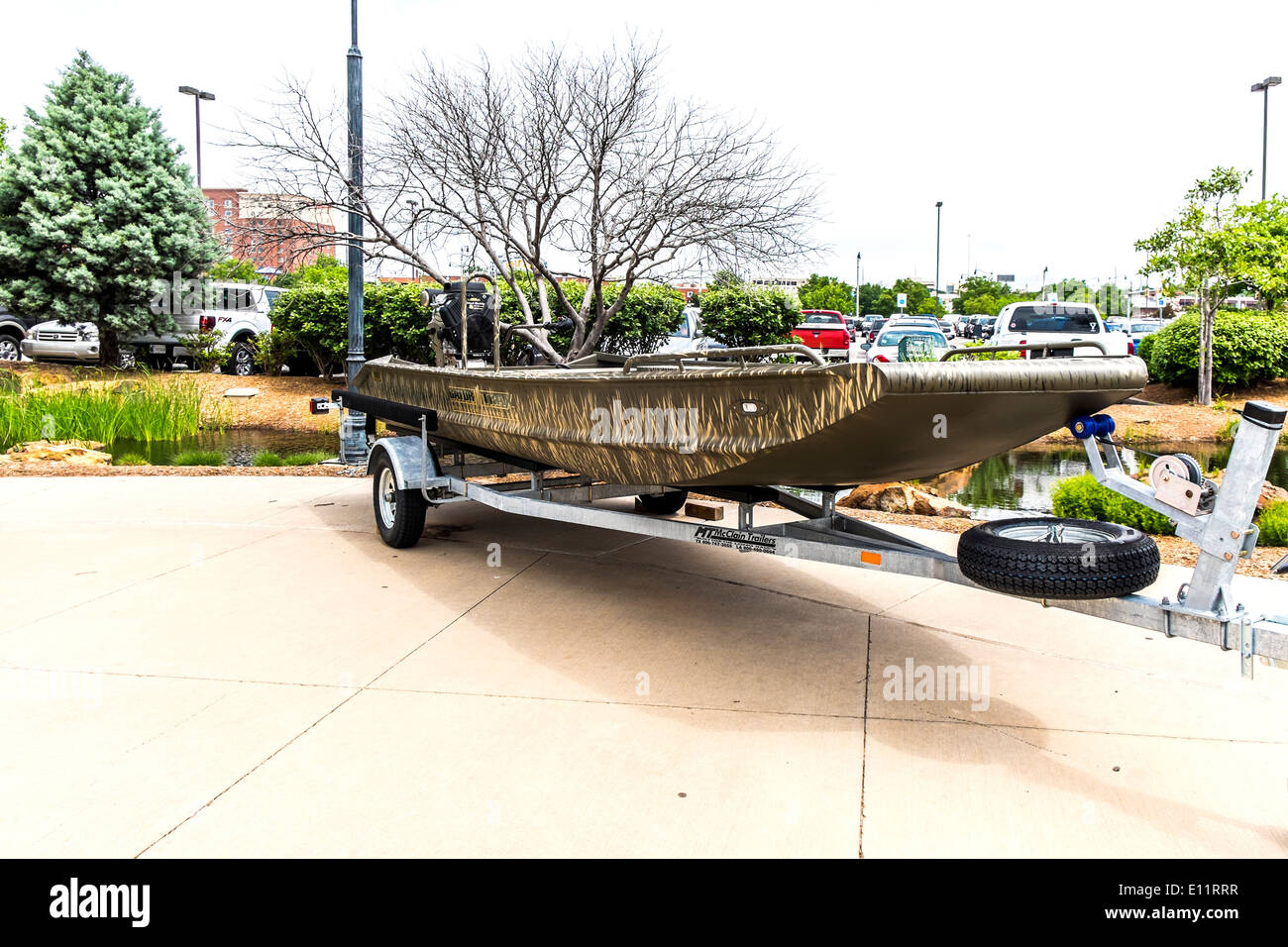 Un peint camouflage Gator Trax bateau à vendre dans le stationnement de Bass Pro à Oklahoma City, Oklahoma, USA. Banque D'Images