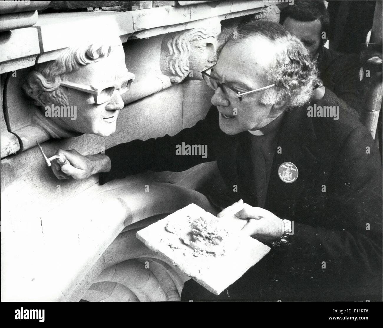 10 octobre 1979 - L'évêque de St Albans RT Rev Robert Runcie place ses propres images, et aujourd'hui, l'évêque de St Albans, le Très Révérend Robert Runcie et le prochain archevêque de Canterbury, est monté à la partie supérieure de l'abbaye qui est en cours de restauration sur place un ''gargoyle'', à son image en position. La photo montre l'Évêque Runcie vu mettre la touche finale à son image à la Cathédrale de St Albans aujourd'hui. Banque D'Images