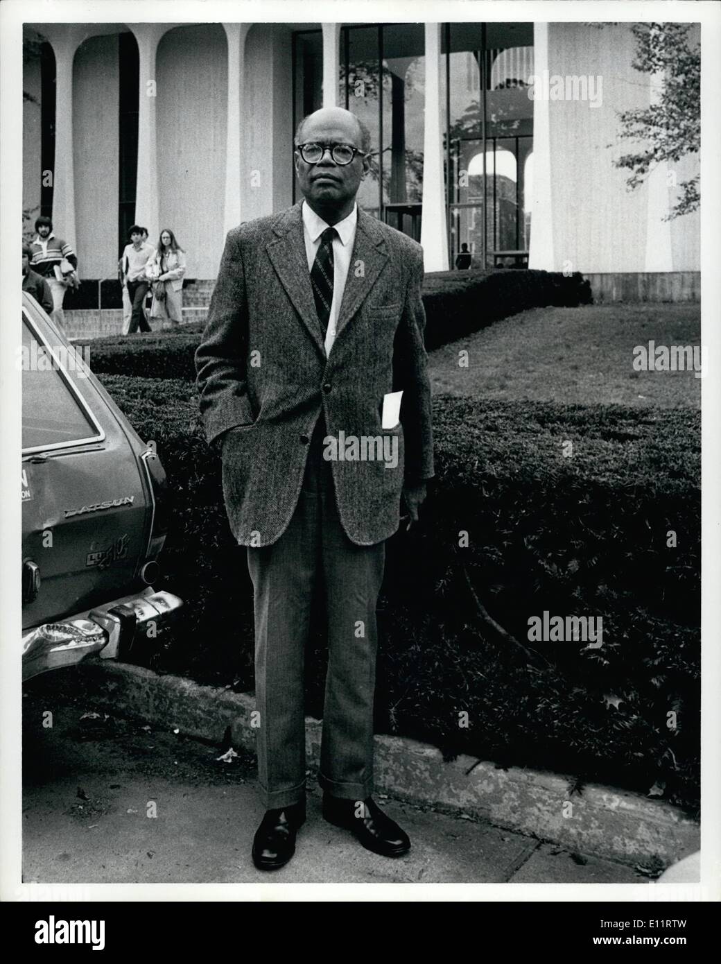 10 octobre 1979 - Sir Arthur Lewis, originaire des Antilles et d'un sujet britannique, fut le premier Noir à recevoir un prix Nobel dans une catégorie autre que la paix aujourd'hui lorsqu'il a été reçu conjointement le Prix Nobel de science économique avec Theodore W. Schultz, 77, de l'Université de Chicago. Sir Arthur, 64 ans, enseigne l'économie à la Woodrow Wilson School of Public and International Affairs de Priceton. Photo montre sir Arthur se tient en dehors de la Woodrow Wilson School of Public and International Affairs sur le campus de Princeton. Banque D'Images