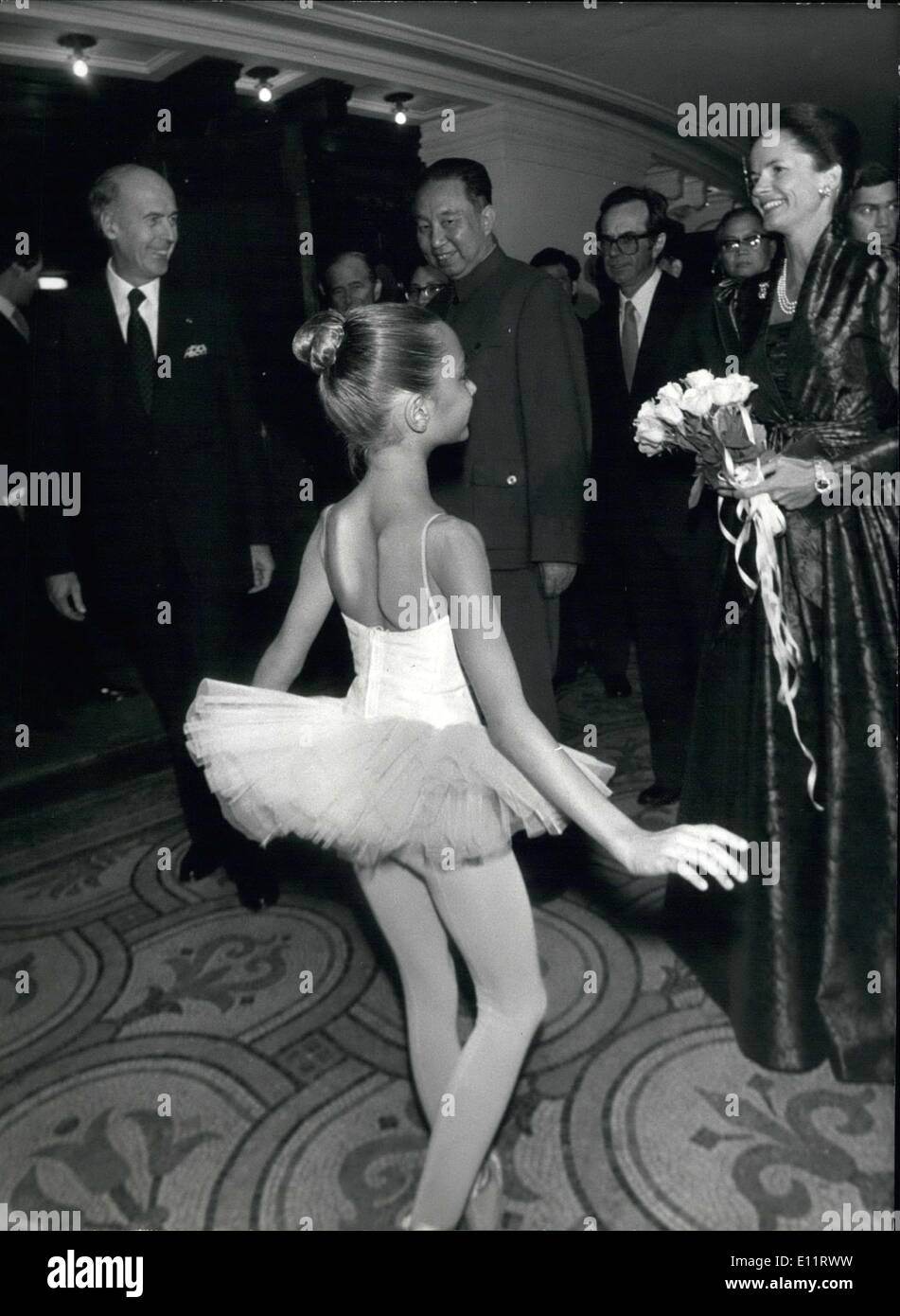18 oct., 1979 - Le Président de la Chine Hua Guofeng a participé à un gala en son honneur à l'Opéra de Paris. Ici, c'est le président Valéry Giscard d'Estaing est accueillie par un peu de ballerine à l'opéra. Banque D'Images