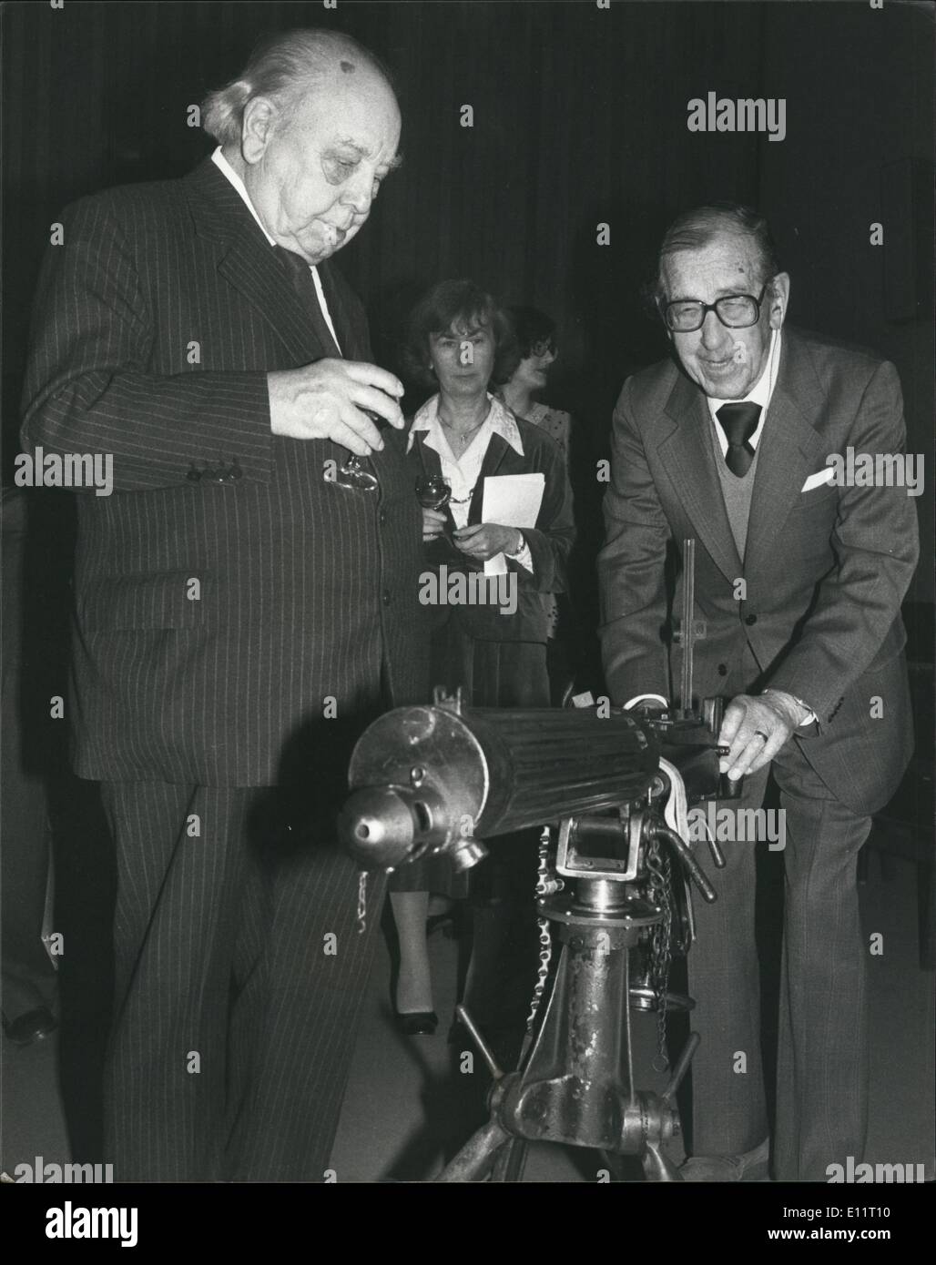 02 février 1980 - de lourdes avec une mitraillette à Cambrai : Aujourd'hui à l'Imperial War Museum, le président de l'administration du Musée, Maréchal de la Royal Air Force, Sir John Grandy, a organisé une réception pour lancer l'édition reliée de George Coppard's classic, compte du soldat de la Première Guerre mondiale, avec une mitraillette à Cambrai. L'invité d'honneur était J.B. Priestley, qui lui-même a servi comme soldat de première ligne dans les tranchées et a été blessé trois fois. Photo montre auteur George Coppard essaie ses mains avec le type de machine utilisé des armes à feu dans son histoire regarder par l'invité d'honneur J.B. Banque D'Images