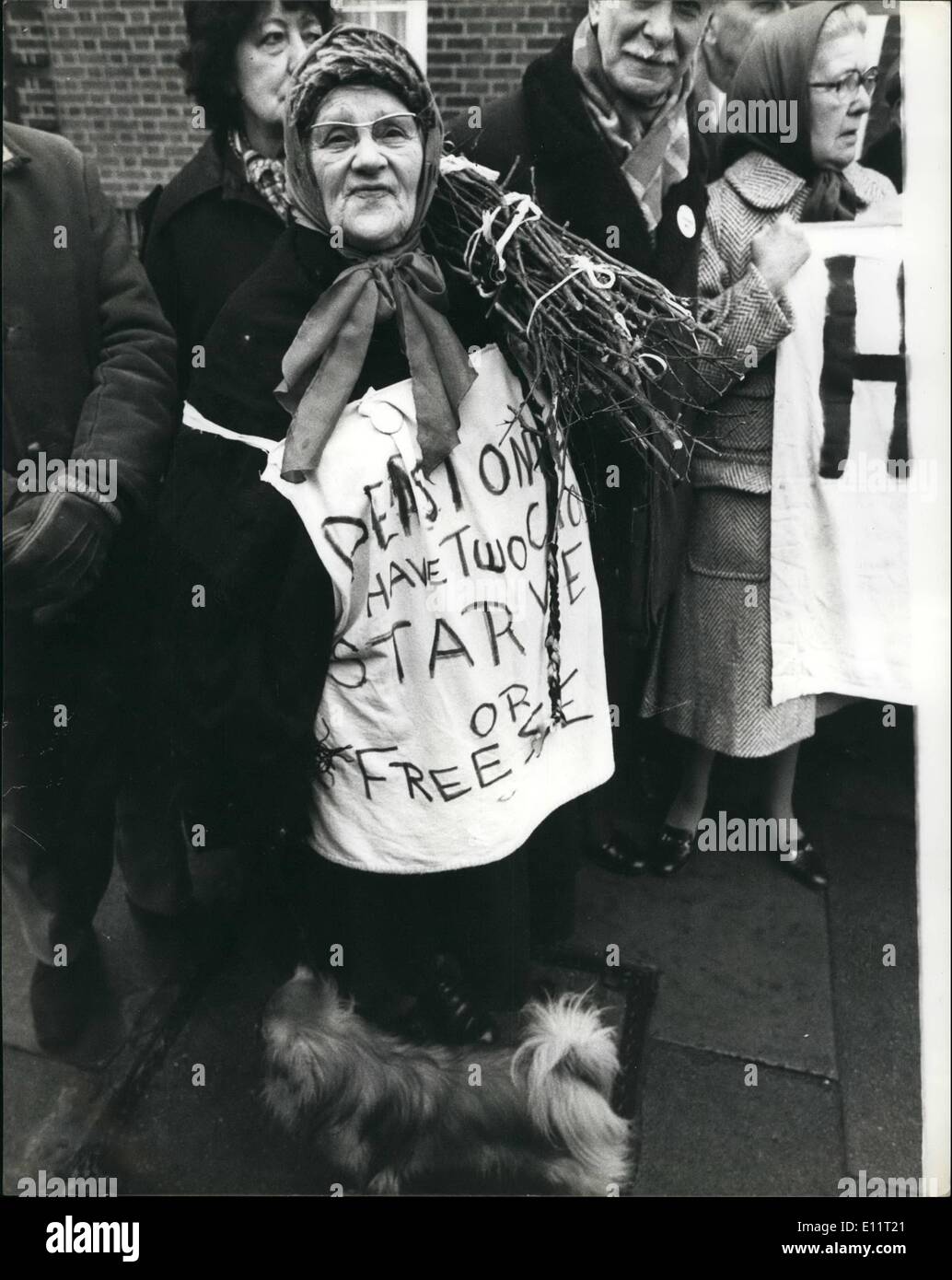 02 février 1980 - les retraités de la vieillesse tiennent une démonstration à l'extérieur de la maison Mme Thatcher, dans Flood Street. Ce matin, des membres du Comité d'action syndical des retraités et des métiers ont organisé une manifestation devant la maison du Premier ministre Thatcher, à Flood Street, à Chelsea. Les retraités l'accusent de s'occuper des riches et d'oublier les vieux, les malades, les handicapés, et de les pousser plus profondément dans la pauvreté. Et c'est ainsi que Mrst Thatcher et son gouvernement ont volé environ 195 millions aux retraités, en augmentant les pensions en fonction de l'inflation Banque D'Images