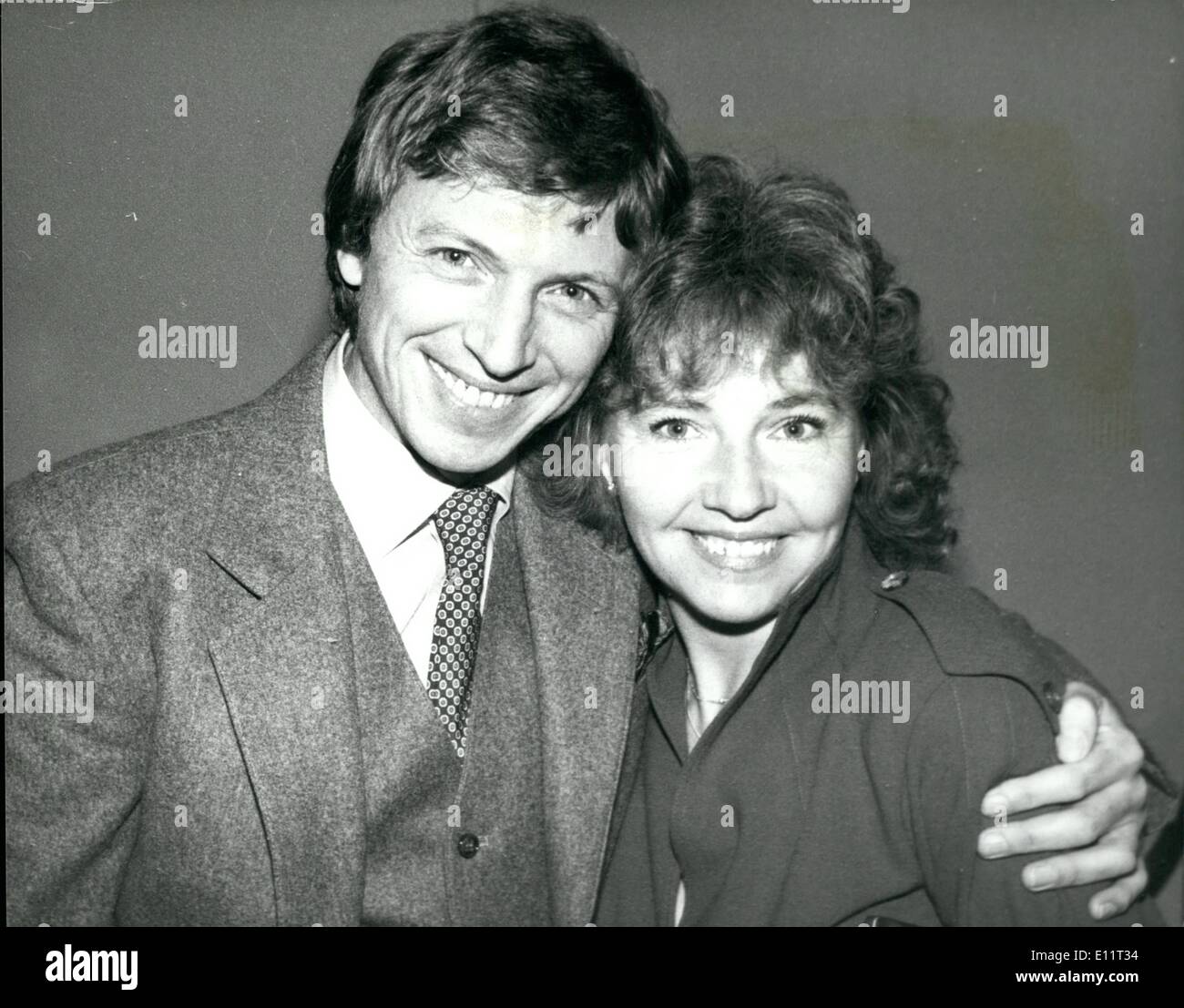 02 février 1980 - show-business PERSONNALITÉ DE TOMMY STEELE a été nommé personnalité de l'Busineee Show 1979 par le Variety Club de Grande-bretagne , à sa 28e Salon annuel Busirness dîner de remise des prix tenue à l'Hôtel Savoy tot. PHOTO MONTRE TOMMY STEELE avec sa femme Ann au cours de la 1. Banque D'Images