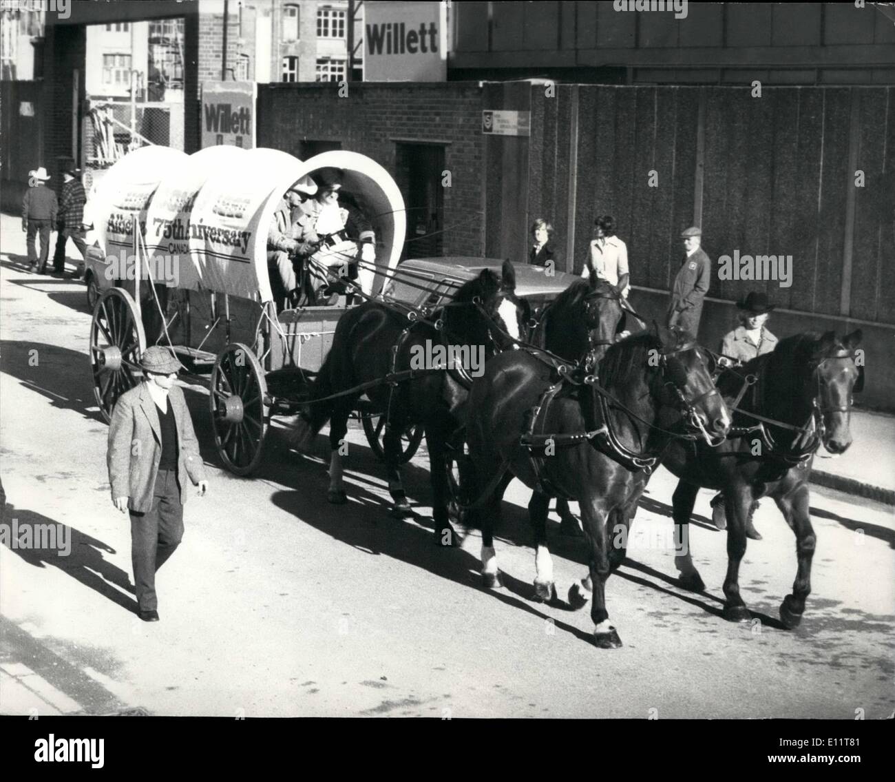 11 novembre 1979 - Canadian chariot couvert pour Lord Mayor's Show : Le gouvernement de l'Alberta ont envoyé plus d'un wagon couvert à participer à l'Éternel Show du maire qui a lieu ce samedi, 10 nov. La participation de l'Alberta est le résultat d'une invitation personnelle du maire élu, Sir Peter qui Gadaden est né en Alberta. La charrette, sera tiré par quatre chevaux et conduit par le cocher de l'Éternel, le transport du maire John Lawless, mais seulement à l'essayer. Photo montre le wagon couvert vu au cours de sa route à travers les rues de la ville aujourd'hui. Banque D'Images