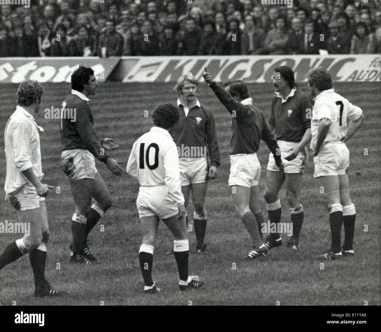 16 fév 1980 - L'Angleterre bat le pays de Galles 9-8 à Twickenham spectacles de photos : L'arbitre est vu rding Paul Ringer deuxième à partir de la gauche No 7 Dar Banque D'Images