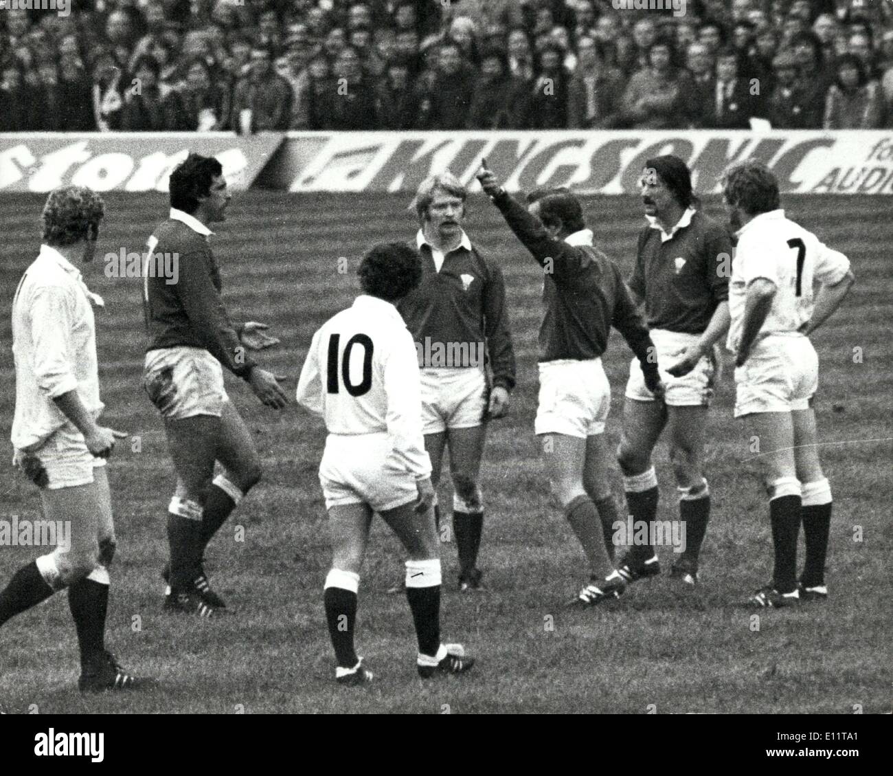 16 fév 1980 - L'Angleterre bat le pays de Galles 9-8 à Twickenham spectacles de photos : L'arbitre est vu rding Paul Ringer deuxième à partir de la gauche No 7 Dar Banque D'Images