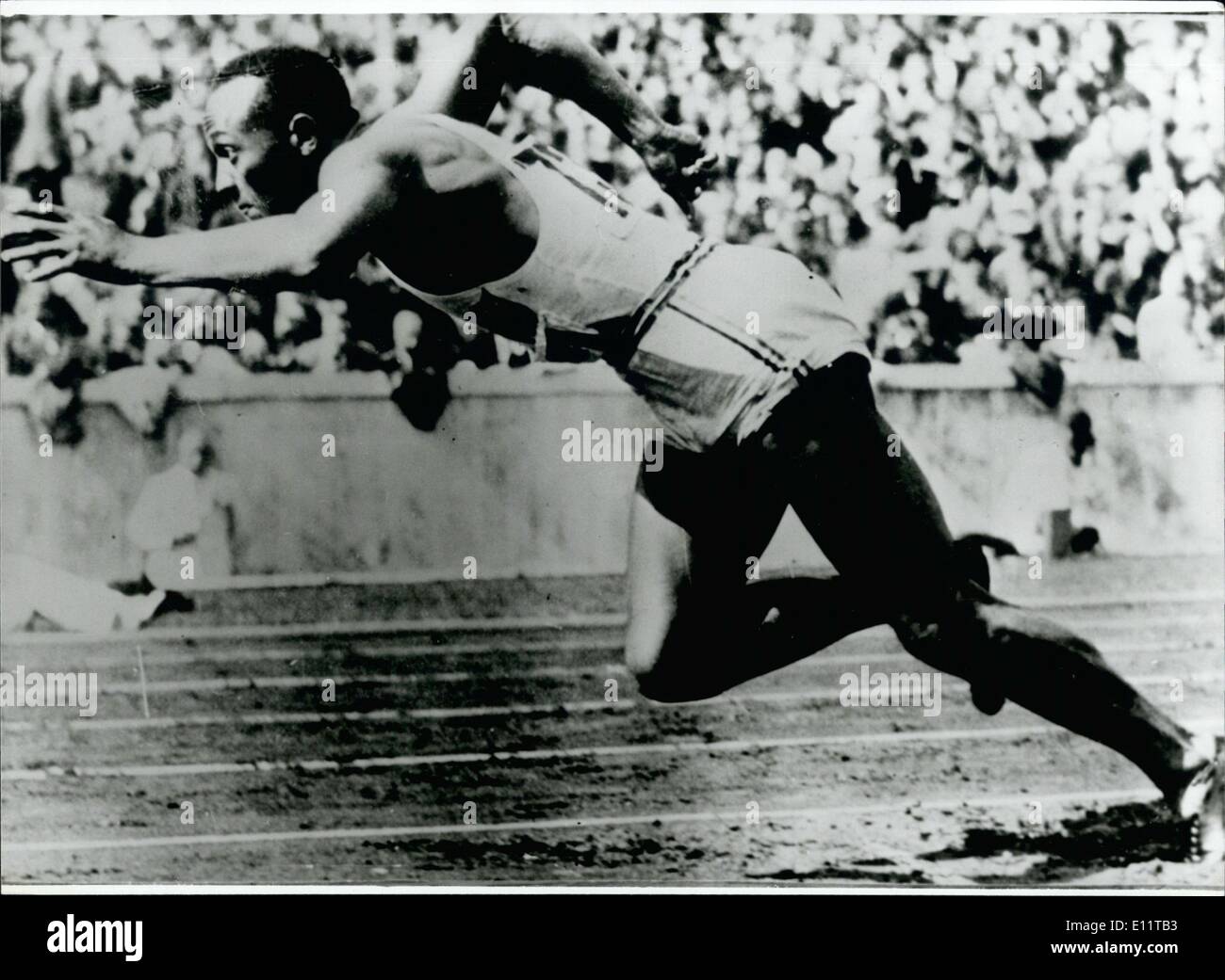 Mar. 03, 1980 - Médaille d'or aux Jeux Olympiques de 1936 gagnant, Jesse Owens, est mort en Loung-Cancer : Au cours des dernières années s'Owens une firme de relations publiques à Phoenix en Arizona. Il a également était une star d'un spot publicitaire TV pour les cartes de crédit. En décembre de l'année dernière il a soudainement eu des difficultés de respiration. L'examen a porté le résultat : le cancer du poumon. Dans les mois suivants le sportif bien connu a souvent assisté dans certains hôpitaux, mais tous l'aide est arrivée trop tard. Photo montre triomphe à Berlin ; 1936 Jesse Owens remporte au 100 et 200 mètres Banque D'Images
