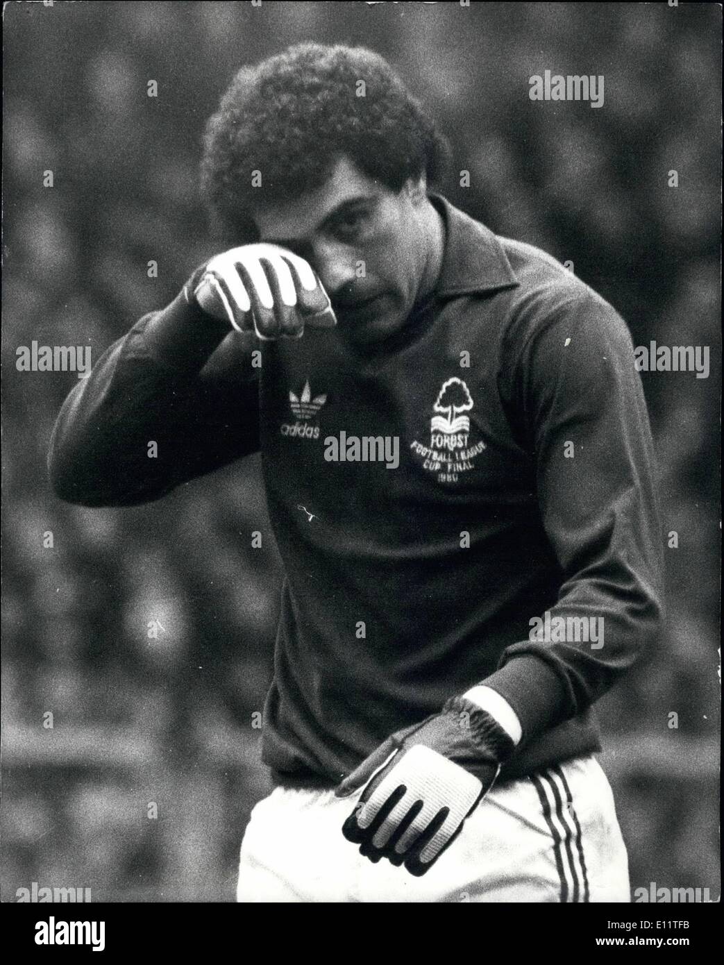 Mar. 03, 1980 - triste Peter Shelton : tout est ma faute pense Peter Shilton le Nottingham Forest gardien alors qu'il essuie une larme avant de quitter le terrain après la finale de Coupe de Ligue à Wembley le samedi 15 mars. C'était une collision entre Shilton et son propre stand-in defender David Needham que gavexa Andy Gray l'occasion de marquer le seul but du match Wolverhampton Wanderers et la tasse. Banque D'Images