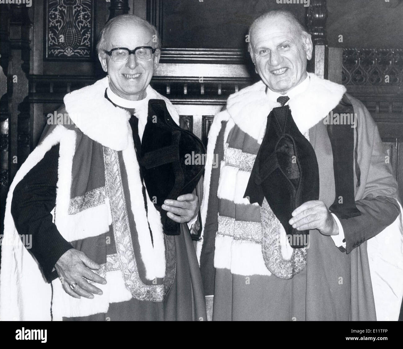 Mar 05, 1980 - Londres, Angleterre, Royaume-Uni - LORD COGGAN (L) et LORD SIEFF sont dans leurs robes après qu'ils ont été présentés à la Chambre des Lords. Banque D'Images