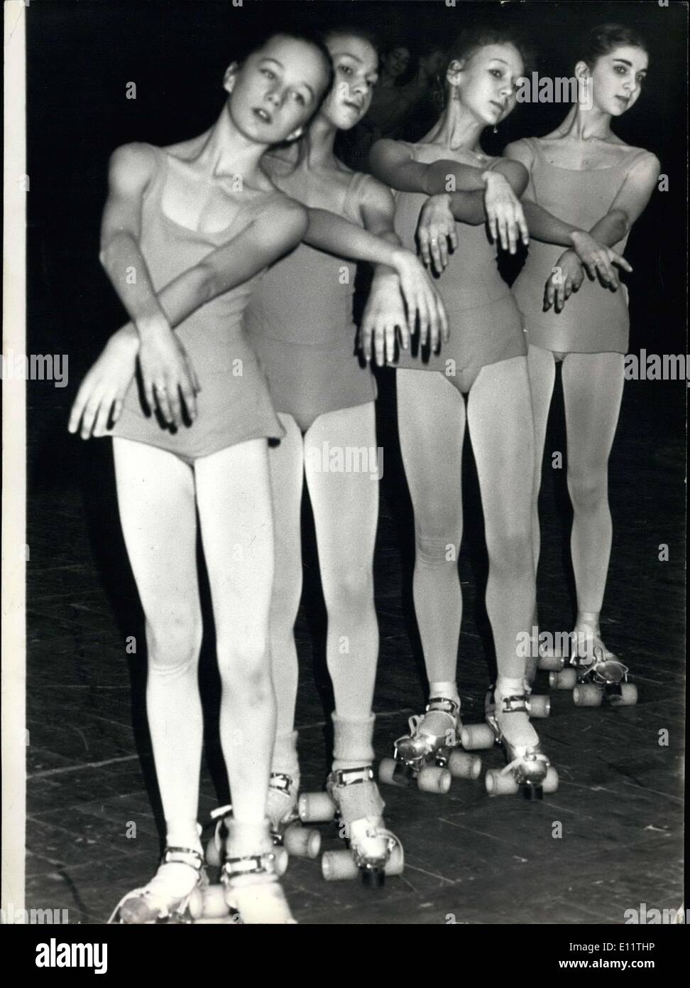Mar. 21, 1980 - Ces jeunes danseurs ne sont pas sur une patinoire mais sur la scène du Palais Garnier à Paris. Ces petits chéris d'opéra sont en répétition pour leur montrer de l'école de danse qui sera présenté à l'Opéra à partir du 26 mars. Ils seront d'interpréter le ballet ''libre'' en patins à roulettes. Banque D'Images