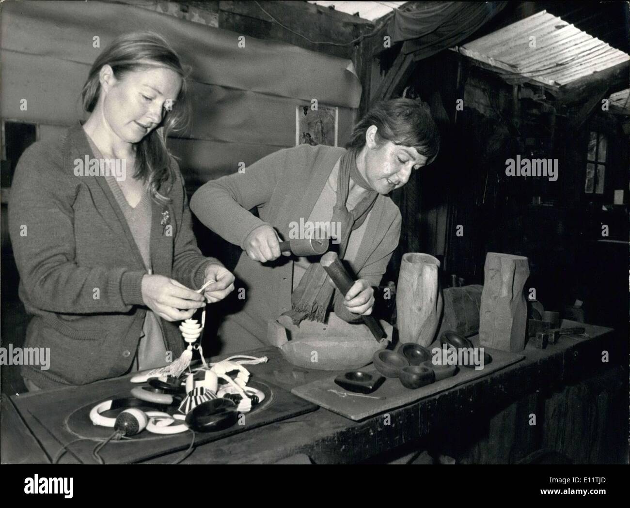 Le 23 novembre 1979 - Odile Noll a appris à sculpter le bois de son père Alexandre Noll. Elle fait le travail pour une vie dans son atelier de la banlieue parisienne. Elle rend les objets utiles et décoratifs. Sa fille Catherine, bijoux en bois. Et ainsi la tradition se poursuit Banque D'Images