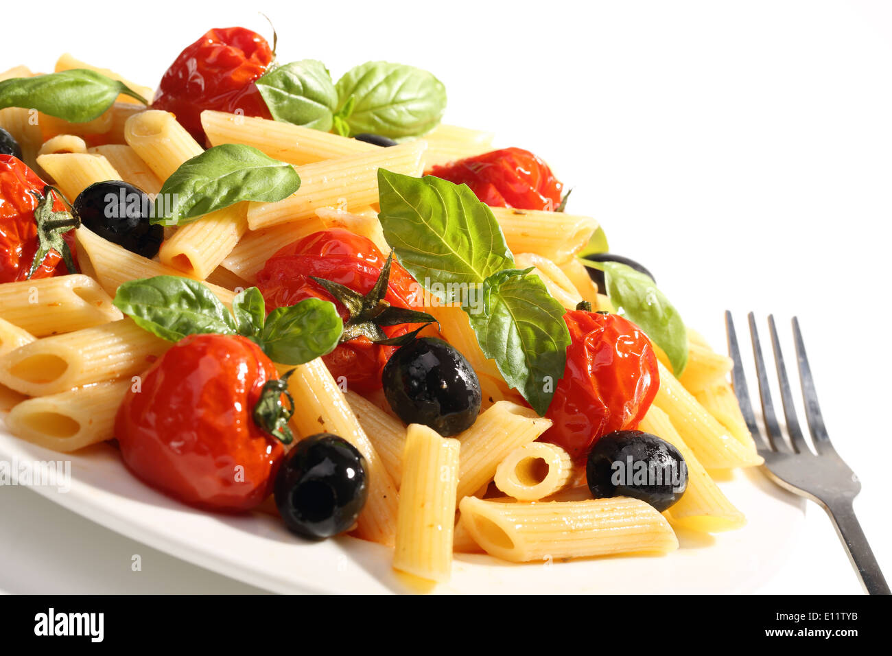 Pâtes aux tomates cerises et olives Banque D'Images