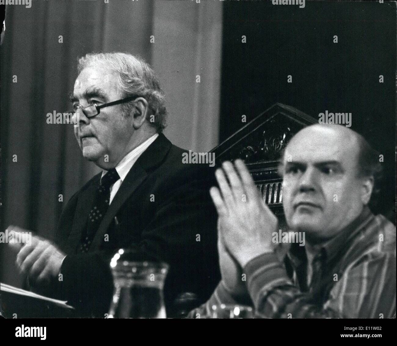 Juillet 07, 1980 - McGahey dit' nous allons faire tomber Maggie" : la Grande-Bretagne a déclaré aujourd'hui des mineurs à l'Union Nationale des mineurs conférence à Eastbourne qu'ils vont essayer de faire tomber le gouvernement avec un respect de la grève des mineurs de 1974 si la revendication salariale de 37 p. 100 n'est pas remplie. Président zone écossais Mick McGahey a demandé £100-a-semaine minimum pour ses membres. Photo montre président Joe Gormley et Lawrence Dely secrétaire de la NUM pendant la conférence à Eastbourne. Banque D'Images Juillet 07, 1980 - McGahey dit' nous allons faire tomber Maggie" : la Grande-Bretagne a déclaré aujourd'hui des mineurs à l'Union Nationale des mineurs conférence à Eastbourne qu'ils vont essayer de faire tomber le gouvernement avec un respect de la grève des mineurs de 1974 si la revendication salariale de 37 p. 100 n'est pas remplie. Président zone écossais Mick McGahey a demandé £100-a-semaine minimum pour ses membres. Photo montre président Joe Gormley et Lawrence Dely secrétaire de la NUM pendant la conférence à Eastbourne. Banque D'Images