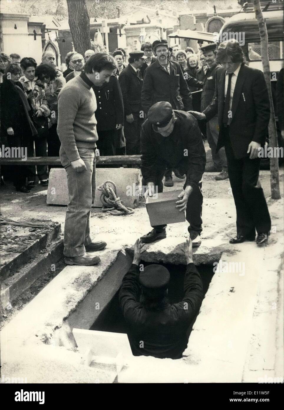 23 avril 1980 - Jean-Paul Sartre's ashes sont mis dans une tombe à Montparnasse en présence de ses proches, notamment sa fille adoptive Arlette Elkain (à gauche), la soeur de Simone de Beauvoir. Banque D'Images