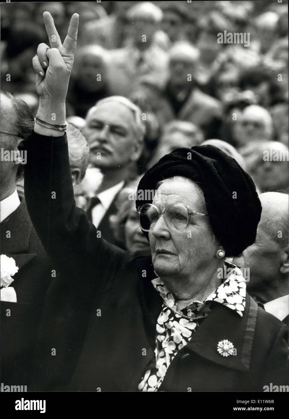 Le 04 mai 1980 - avec un V-sign la princesse Juliana a donné le signe de dévoiler le monument à la mémoire des victimes de la seconde guerre mondiale, à La Haye (Pays-Bas) Banque D'Images