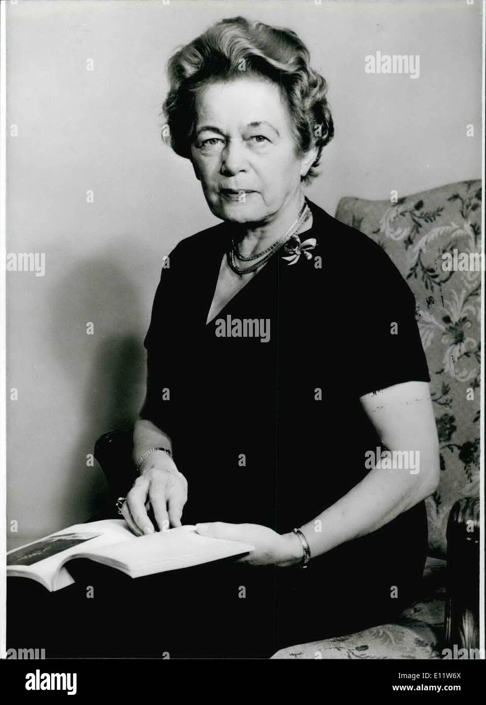 05 mai 1980 - Wilhelmine Luebke (Wilhelmine Lubke, photo) deviendra 95 ans. Elle était l'épouse du président de la république fédérale, Heinrich Lubke, qui mourut en 1972. Avec la mine lubke (née Keuthen) est née à Ramsbecl dans sauerland. Elle est devenue teach , en 1908 elle a résolu un examen supplémentaire qui lui a permis d'enseigner dans les écoles de haute nuit. A partir de 1911 elle étudia les mathématiques, la philosophie et la philogoy germab, les 10 années suivantes elle enseigna à Berlin, où she3 apprit à connaître Heinrich Lubke. Ils se sont mariés en 1929. L'époque nazie était très difficile pour eux Banque D'Images