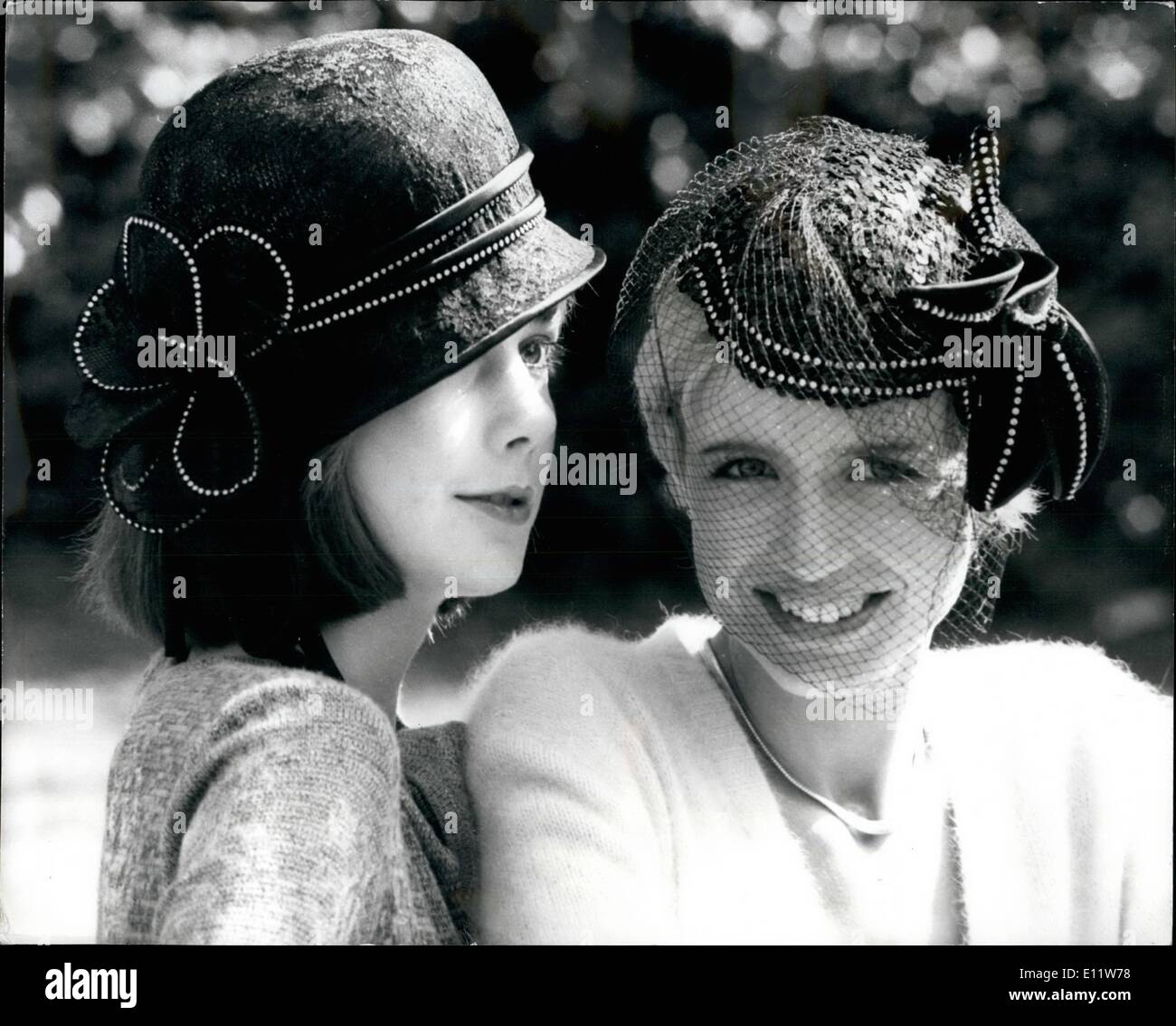 Mai 05, 1980 - petit haut noir MODE CHAPEAU chapeaux portés par les modèles  Nova et Sarah,sont à la fin des 20's style,conçu par Lorenz Mitai pour une  nouvelle comédie musicale "West-end