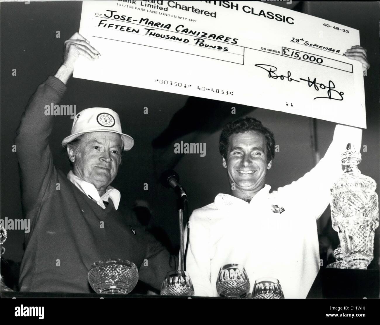 Septembre 09, 1980 - Jose-Maria Canisares d'Espagne gagne le Bob Hope Classic à Britannique : Epsom Jose-Maria Canisares, contient jusqu'à vérifier le géant &pound;15 000,avec l'aide de Bob Hope après qu'il avait gagné le britannique Bob Hope Classic Golf tournament tenue à Epsom il a gagné par un coup de S.Ballesteros, lee Trovino et Brian Waites. Banque D'Images