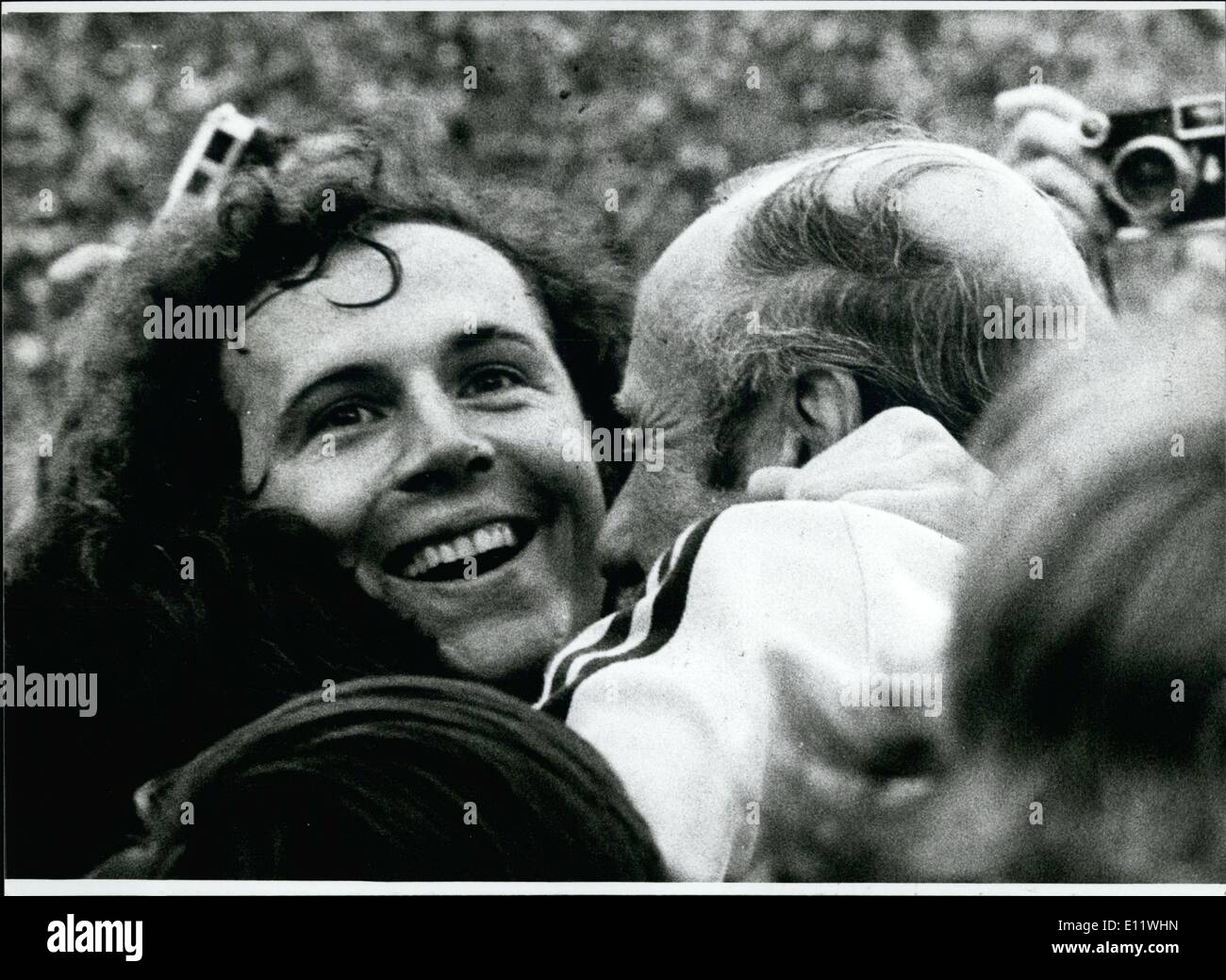 Septembre 09, 1980 - 65e anniversaire de l'Helumut Schow : Helmut Schon, ancien entraîneur de l'équipe nationale allemande de football, devient 65 ans sur Septembre 15th, 1980. Schon est né à Dresde, a joué dans l'équipe gagnante de ''Dresdener Sport Club', quand il eut dix-sept ans, et a eu tellement de succès, qu'il s'est vite a été nommé pour l'équipe nationale. Dans son premier match international le 21 novembre 1937 contre la Suède Schon a fait deux objectifs. Il a joué 16 fois pour l'équipe nationale et par cela, il a tourné 17 buts pour l'Allemagne Banque D'Images