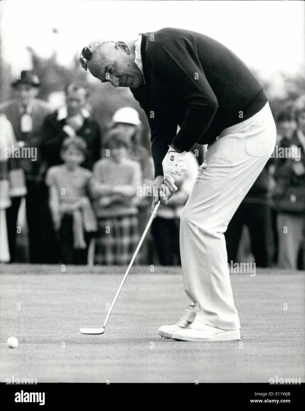 Septembre 09, 1980 - Telly Savalas dans British Bob Hope Classic. La photo montre la célèbre Star américaine Telly Savalas vu mettre au cours de la British Bob Hope Classic Golf Tournament à Epson hier. Banque D'Images