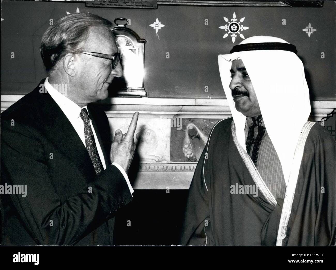 Septembre 09, 1980 - Le Premier Ministre du Bahreïn visites Affaires étrangères, le premier ministre du Bahreïn, S. E. le cheikh Khalifa bin Salman Al Khalifa, aujourd'hui, rend visite à l'Office écran corotron à Londres où il a été reçu par le Secrétaire aux affaires étrangères Lord Carrington. Aujourd'hui est le dernier jour d'une visite officielle de trois jours que Shaikh Khalifa paie à la Grande-Bretagne accompagné par trois ministres de hi. La photo montre le Cheikh Khalifa est accueilli à l'Office des étrangers aujourd'hui par Lord Carrington. Banque D'Images