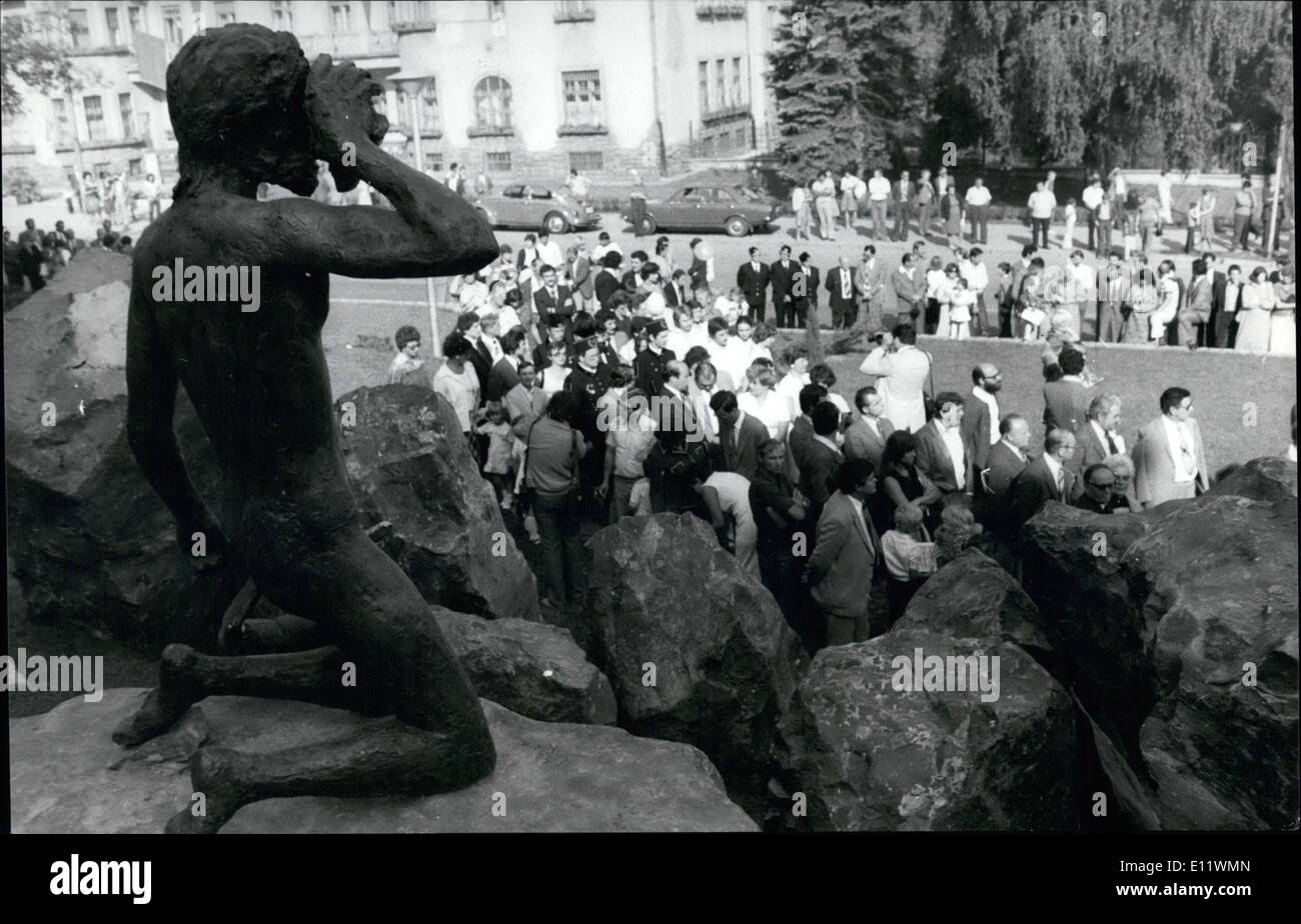 Septembre 09, 1980 - Une nouvelle sculpture dans : Tatabanya Tatabanya, la Hongrie centrale : ''agenouillant Orpheus'' - une nouvelle sculpture réalisée par Imre Varga a été mis en place et présenté ici dans une place publique de la ville. Photo montre au cours de la cérémonie de dévoilement. Banque D'Images