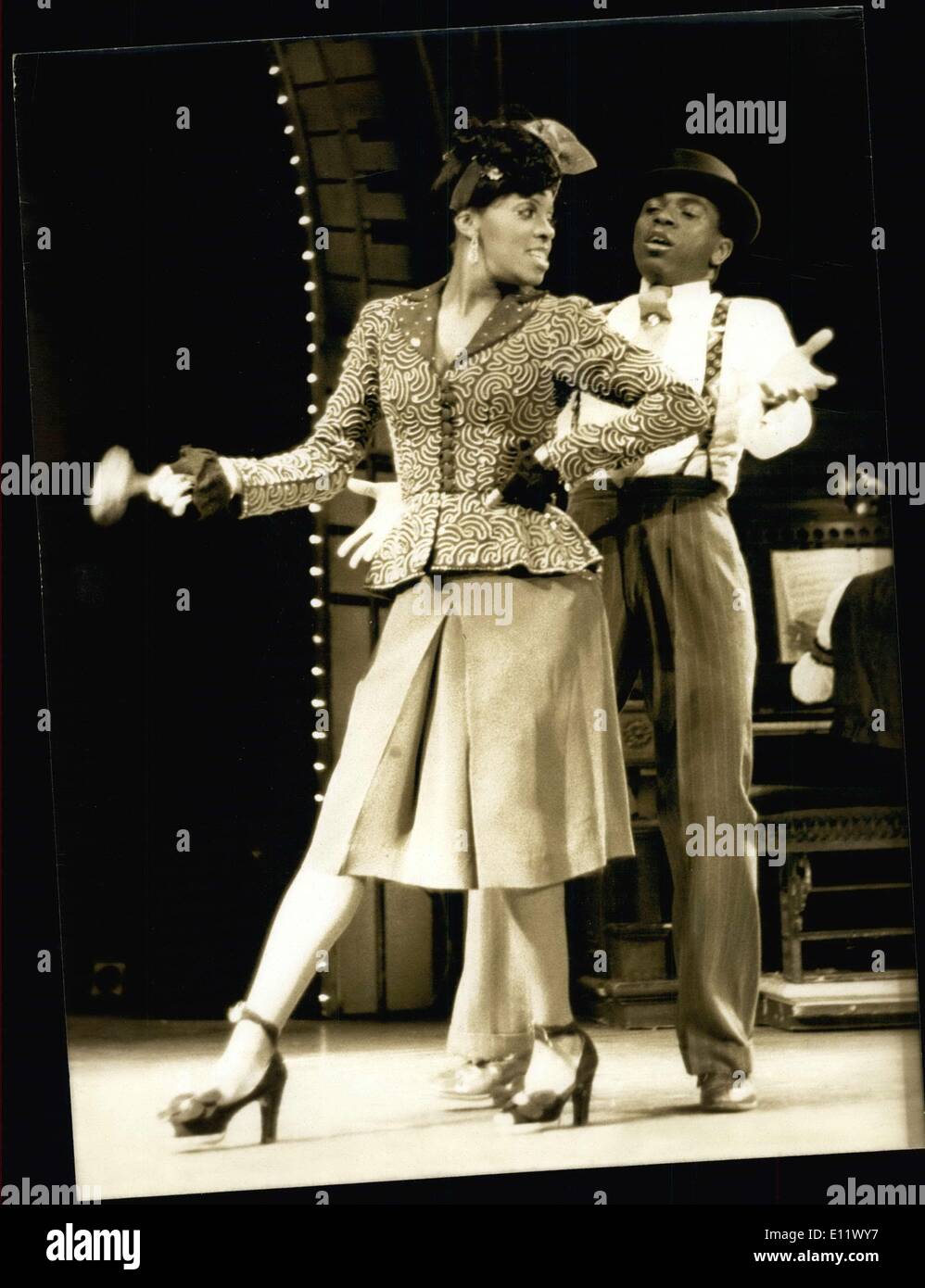 Septembre 19, 1980 - ''Harlem Swing'' est à Paris et les Parisiens peuvent découvrir l'exposition avec la plupart de la distribution originale de la production de Broadway. Armelia McQueen et André de protections sont illustrés sur la scène du Théâtre de la Porte Saint-Martin à Paris. Banque D'Images