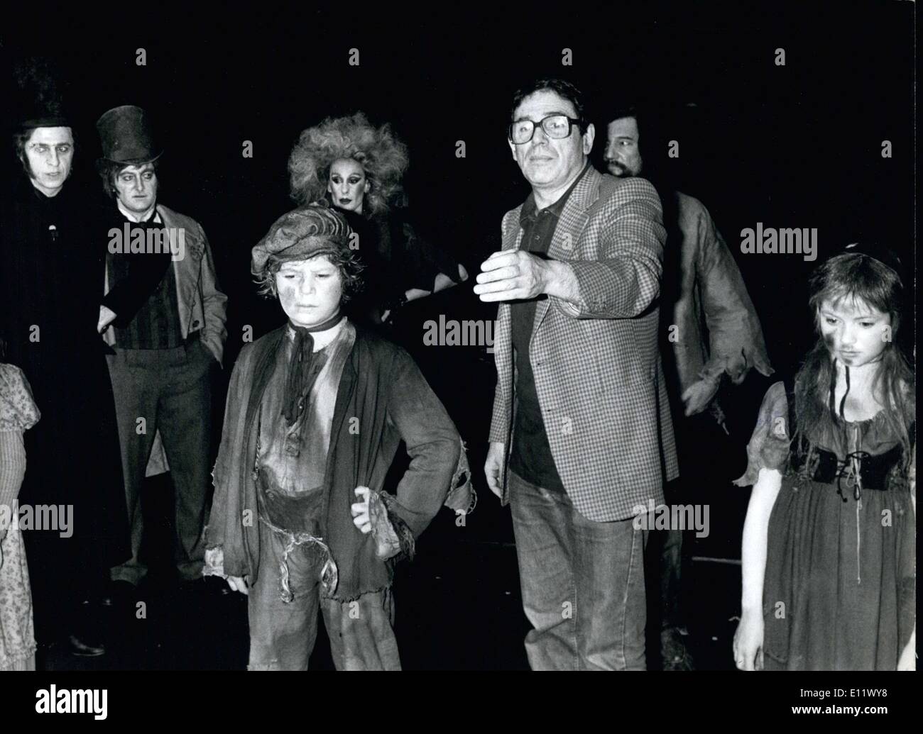 Septembre 19, 1980 - Après ''Potemkine'' en 1976 et ''Notre-Dame de Paris'' en 1978, Robert Hossein est de retour au Palais des Sports d'offrir aux Parisiens un nouveau spectacle. Il va mettre sur le chef-d'œuvre de Victor Hugo ''Les Misérables'' avec une adaptation musicale par Claude Michel Schonberg, Alain Boubil, et Jean-Marc Natel. Robert Hossein dirige les acteurs au cours de la répétition générale au Palais des Sports à Paris. Il est entouré de ''Gavroche'' (gauche) et ''Cosette'' (à droite), deux personnages célèbres dans ''Les Misérables' Banque D'Images