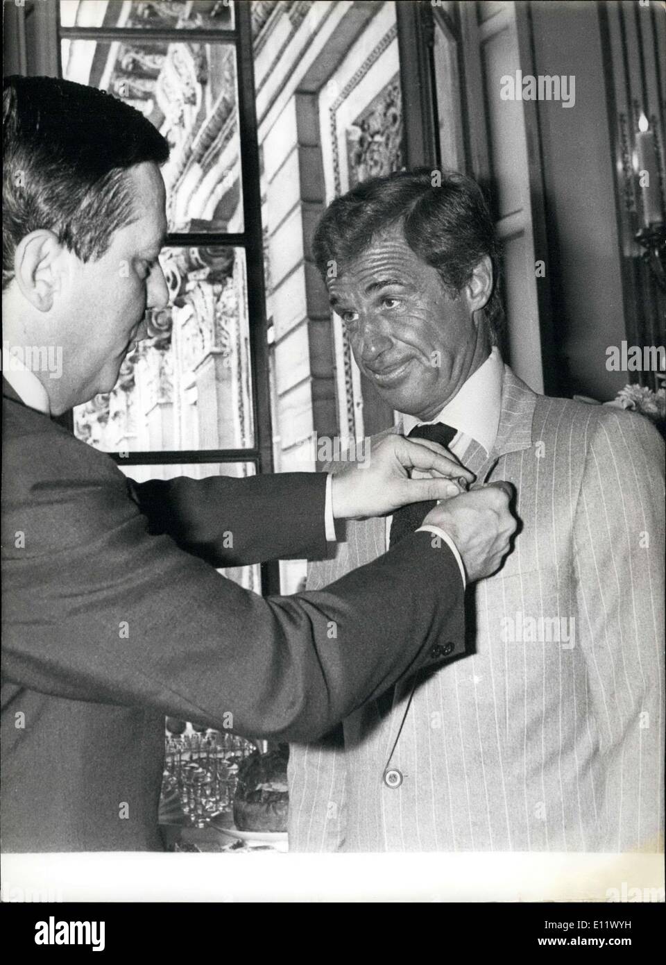 Septembre 24, 1980 - Jean-Paul Belmondo vient de recevoir la Croix de la  Légion d'honneur à Paris de M. Jean-Philippe Lecat, Ministre de la Culture.  C'était une récompense, depuis son talent artistique