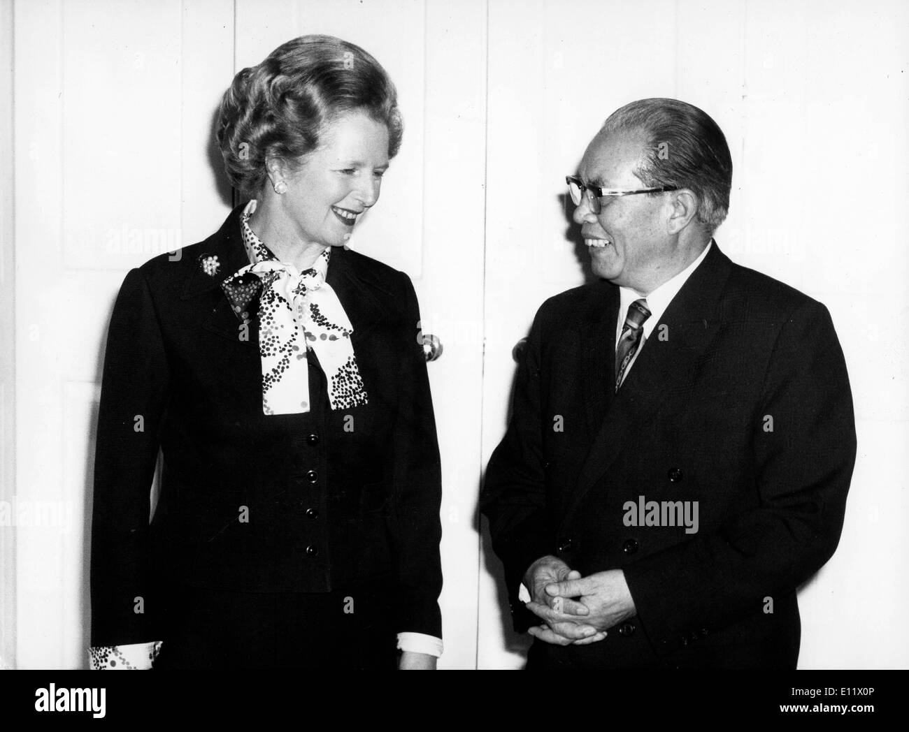 Le premier ministre Margaret Thatcher avec Huang Hua Banque D'Images