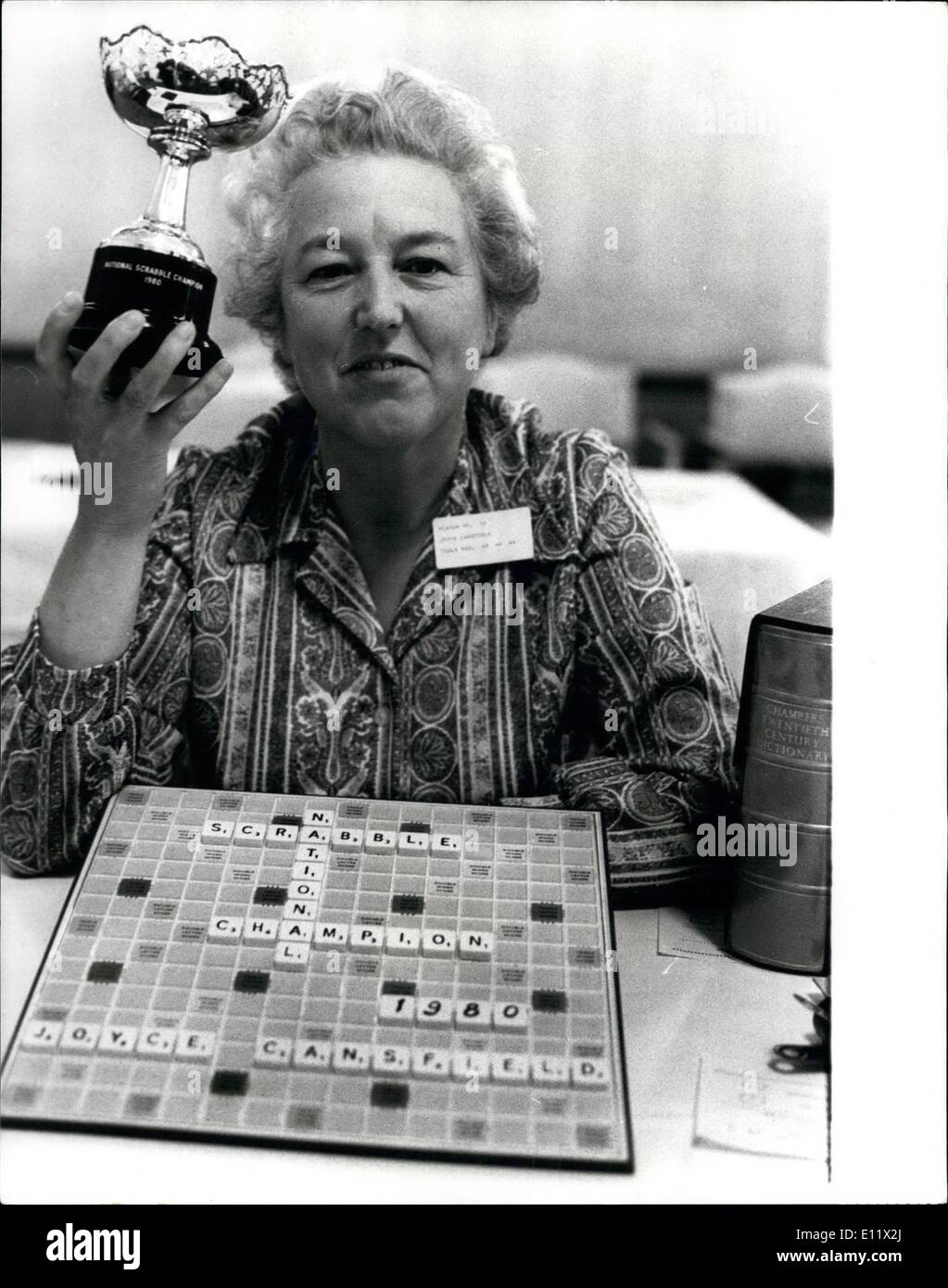 Juin 06, 1980 - Champion National Scrabble : Mme Joyce Cansfield, un préposé aux statistiques à l'Université de Leeds. vu holding up son trophée après avoir remporté le titre de champion de Scrabble britannique, avec un score record de 1 540 points à la Chambres Connaught à Londres hier. Banque D'Images