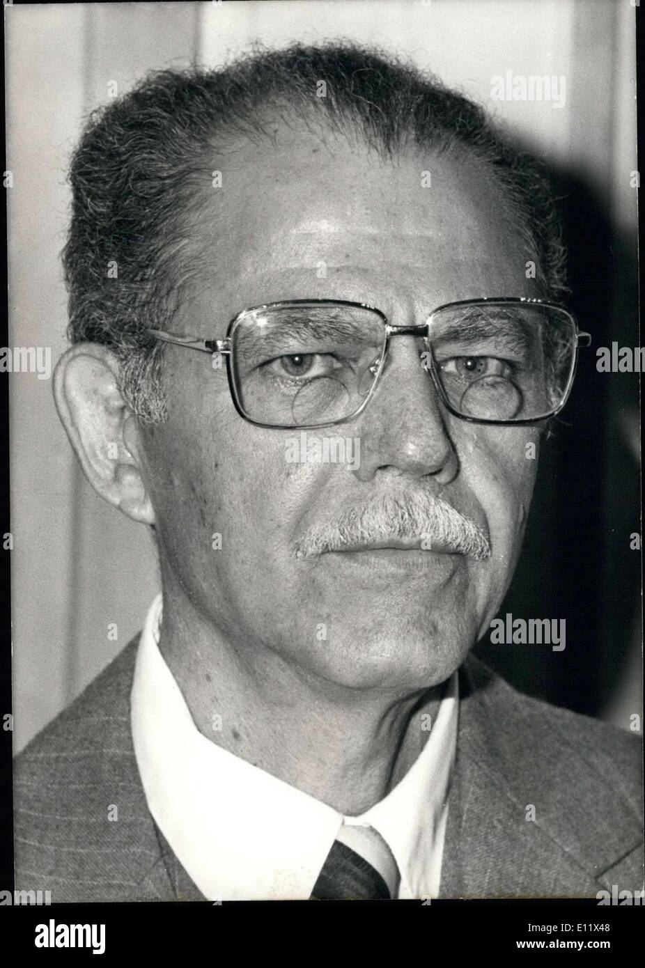 Juin 20, 1980 - 62 ans Huber Matos, le compagnon de Fidel Castro pendant la Révolution cubaine, a servi 20 ans en prison pour son opposition au régime. Depuis qu'il est sorti de prison, Matos va de pays en pays et dénonce la situation des prisonniers politiques à Cuba ''beaucoup d'entre eux ont été assassinés'' selon lui. Matos a tenu une conférence de presse à Paris au cours de laquelle il a évoqué le cas de poète cubain Armando Valladares, qui a été condamné à 30 ans de prison en 1960 Banque D'Images