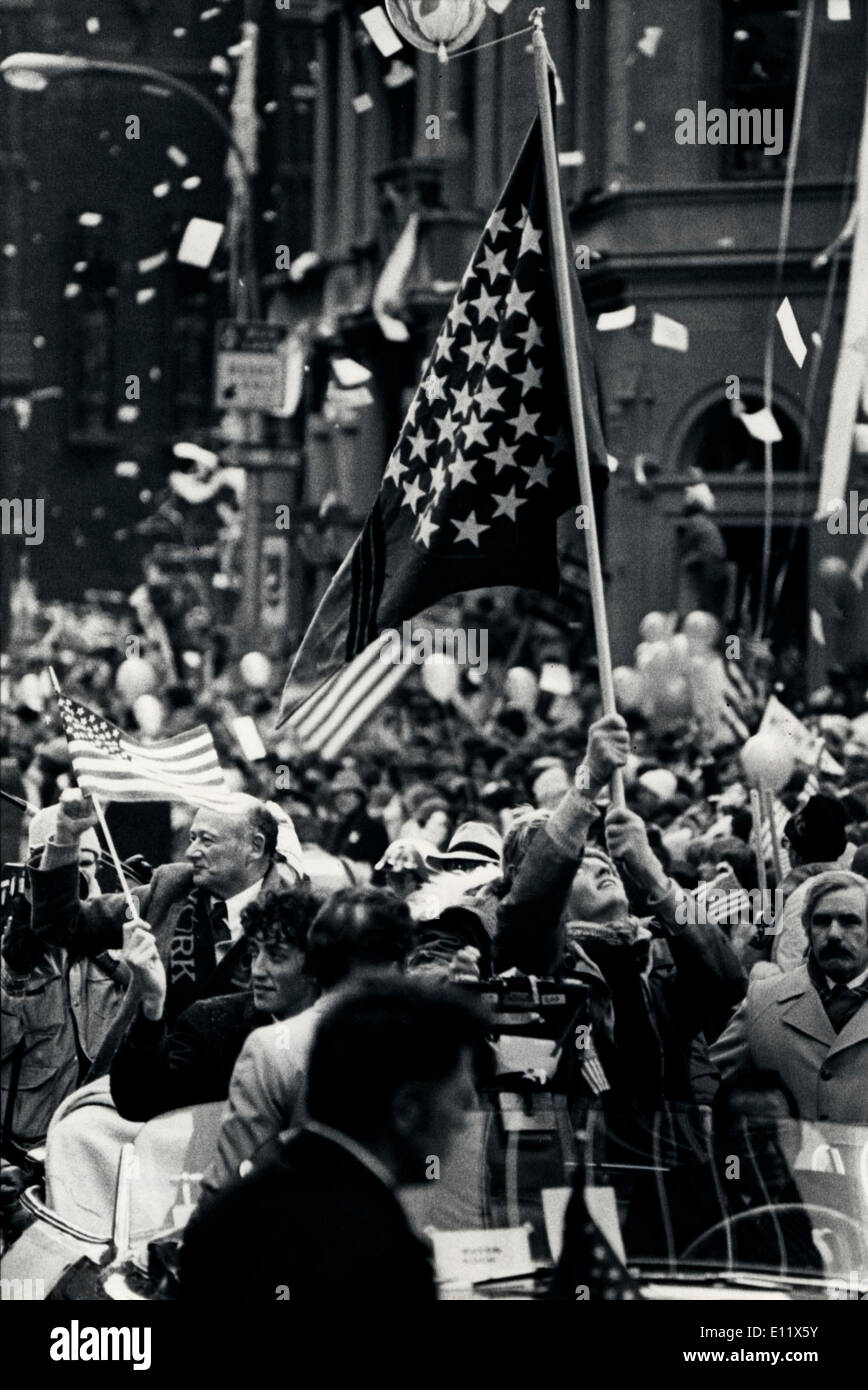 Maire Koch et ancien otage MOOREHEAD KENNEDY, avec ses deux fils à la tête de la pluie de serpentins à New York Banque D'Images