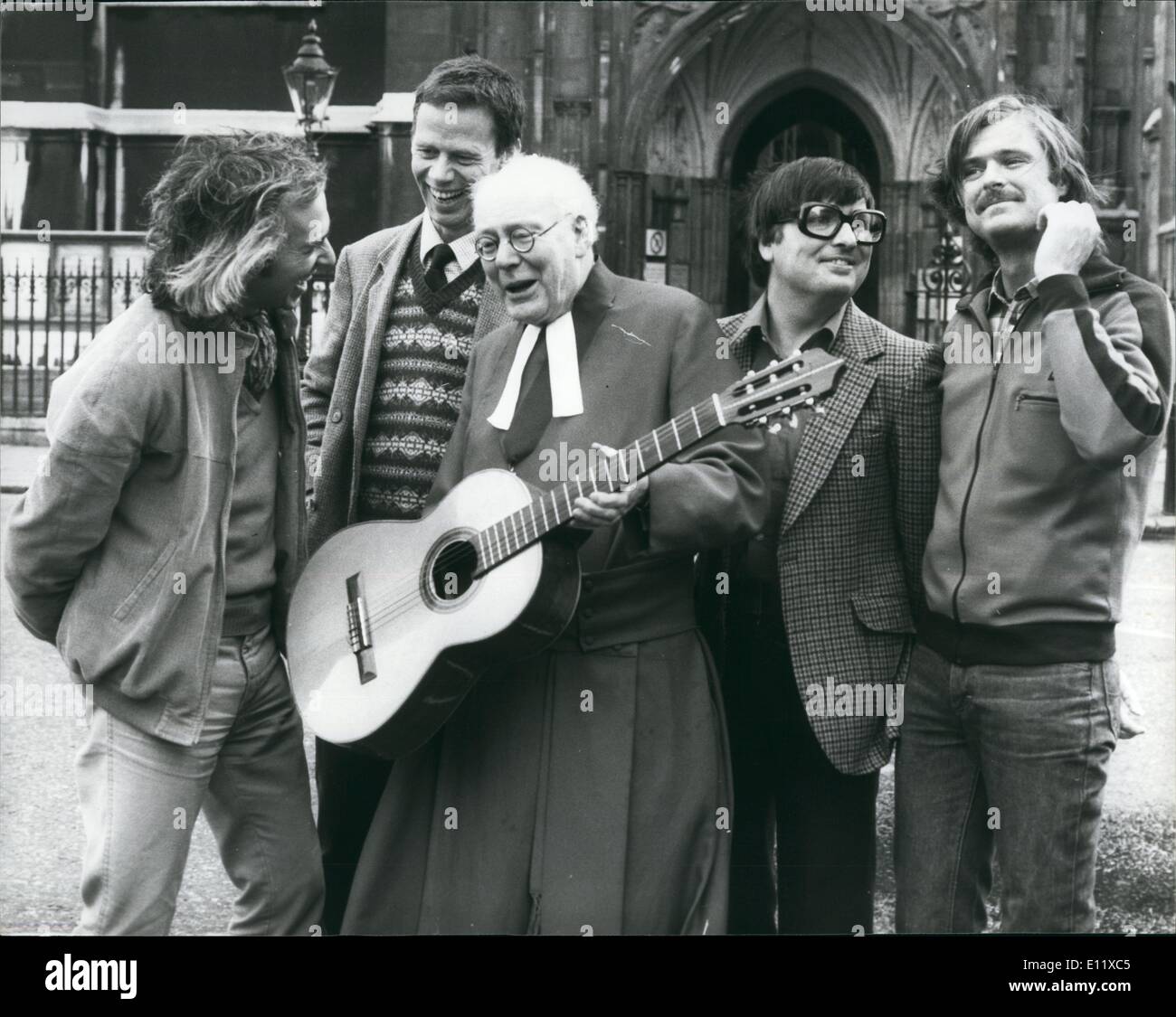 02 février 1981 - Premier Concert Rock à l'abbaye de Westminster : photo à l'extérieur de l'abbaye de Westminster à partir de la L-R. John Williams, Tristan Fry. Fleurs Herbic et Kevin Peek-membres de Sky, et le Très Révérend Dr Edward Carpenter, le doyen de Westminster avec une guitare Banque D'Images