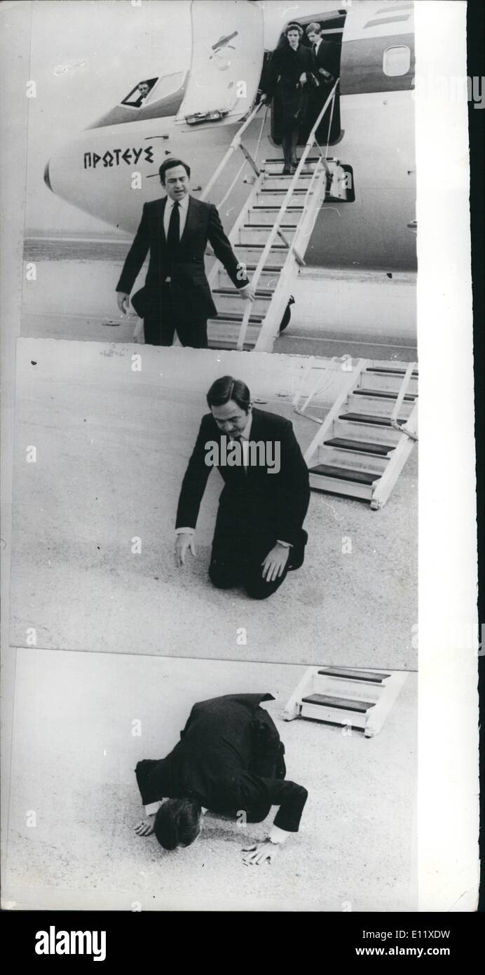 02 février 1981 - Heureux d'être de retour si ce n'est que pour quelques heures l'ex-roi Constantin Grèce : l'ex-roi Constantin de Grèce embrassé le Pape au sol Style, lorsqu'il est arrivé à l'ancien domaine royal pour les funérailles de sa mère. Frederika, qui meurt d'une crise cardiaque après avoir subi une intervention chirurgicale sur une paupière, il a été visiter sa fille la Reine Sophie d'Espagne à Madrid. Elle a été enterré à côté de la tombe en marbre de son mari le roi Paul 1 sur le Tatoi estate, près d'Athènes Banque D'Images