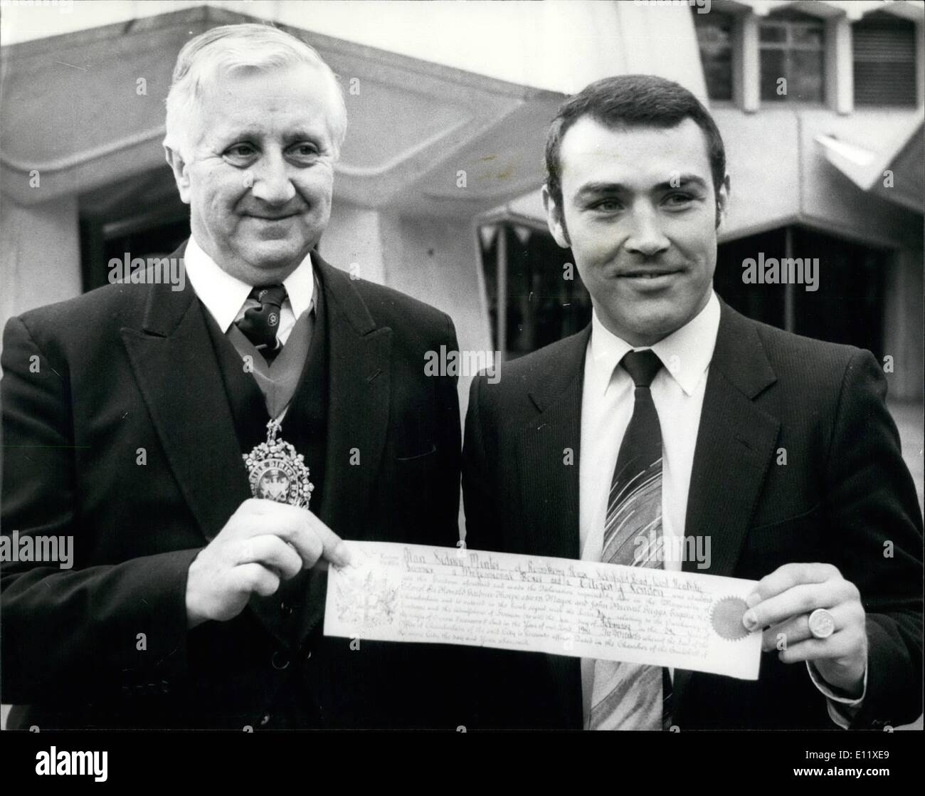 02 février 1981 - Alan Minter reçoit la liberté de la ville, l'ancien mineur Alan world champion poids moyens a reçu aujourd'hui la liberté de la ville de Londres lors d'une cérémonie tenue à la Guidhall. aujourd'hui. Photo : Alan Winter avec le Maire de Sir Ronald Gardener-Thorps après la cérémonie d'aujourd'hui. Banque D'Images