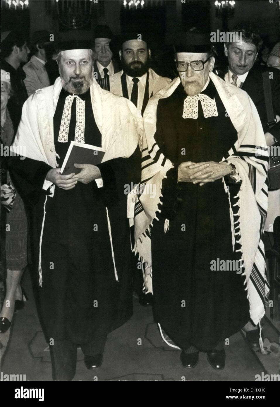 24 octobre 1980 - trois des personnalités juives de France se sont réunis à la synagogue de la rue de la Victoire : Alain Goldmann (à gauche), France's Head le rabbin Jacob Kaplan (à droite), et de son futur successeur, le Rabbin René Sirat. Banque D'Images
