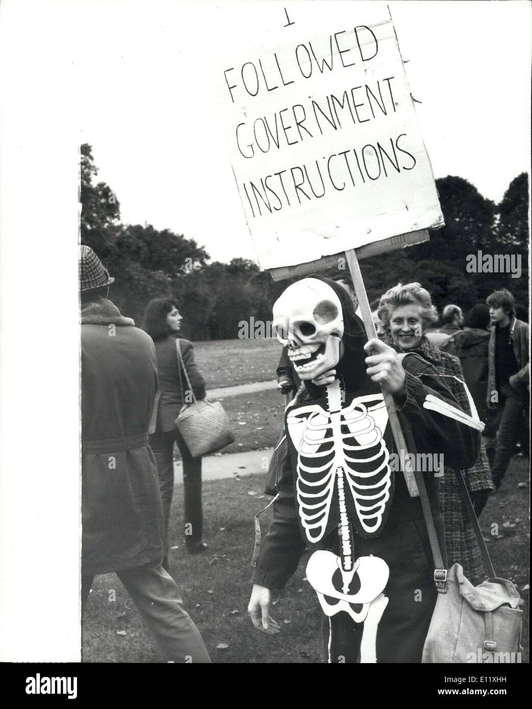 27 octobre, 1980 - 50 000 manifestants mars à Londres la plus grande manifestation contre les armes nucléaires depuis le début des années 1960, a eu lieu à Trafalgar Square hier par la campagne pour le désarmement nucléaire. Plus de 50 000 paniers dans la place après une marche de Hyde Park. Photo : Un des nombreux style de robe portée par les manifestants pendant cette marche de protestation d'hier à Londres. Banque D'Images