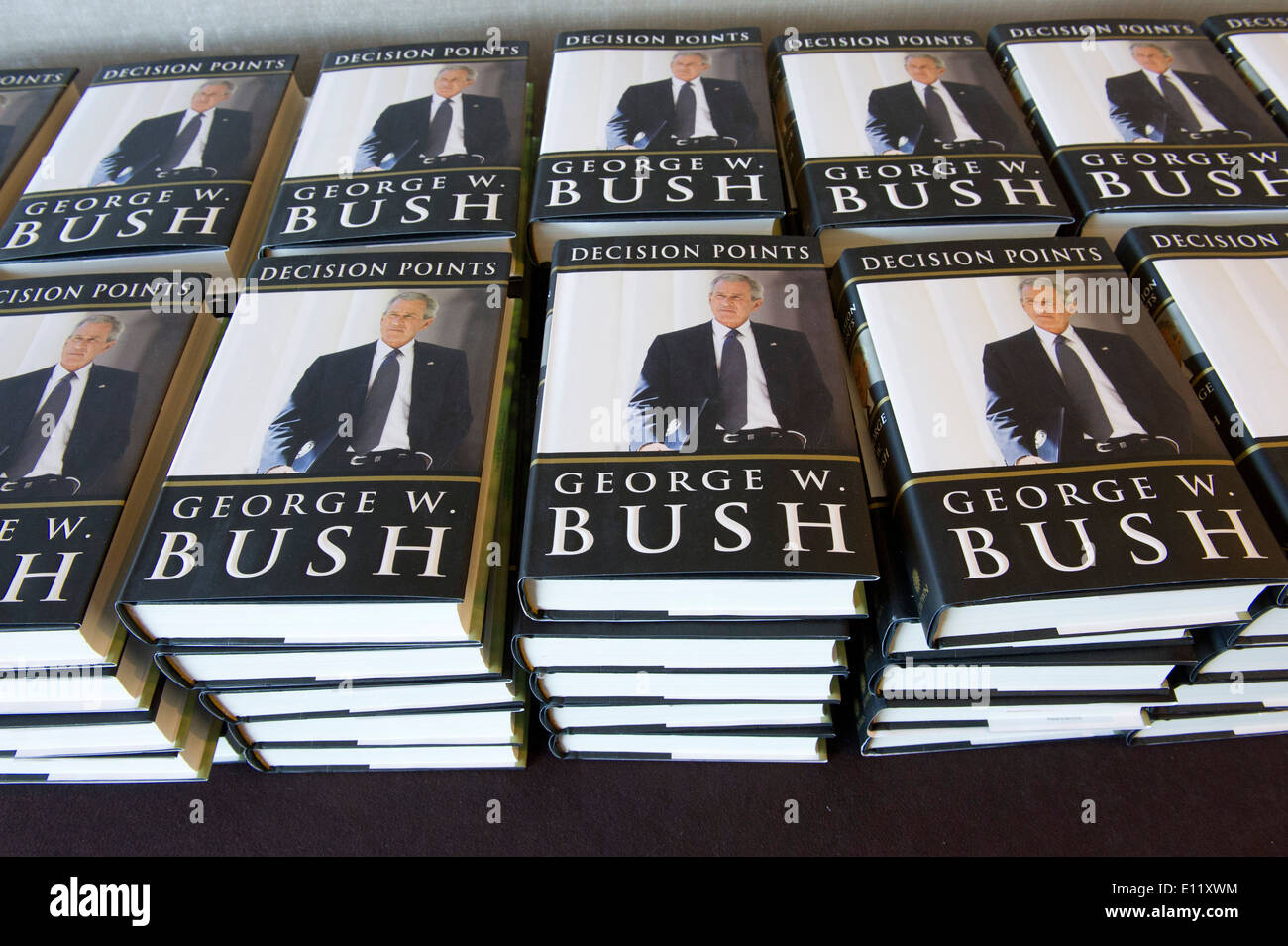 Des piles de copies de livres reliés ancien président George W. Bush's memoir Points 'DECISION' Banque D'Images