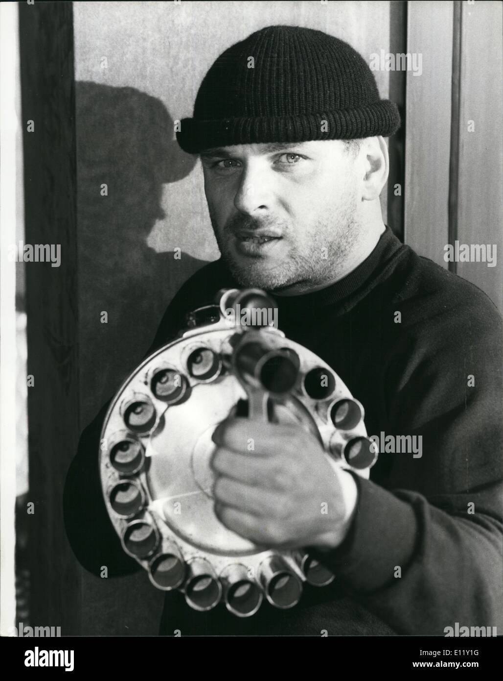 Le 12 décembre 1980 - arme ultime fait ses débuts : Le XM 18 Lanceur de projectile, probablement le plus meurtrier de l'arme à la main jamais conçu, fait une apparition à Londres aujourd'hui. Il est en vedette dans le nouveau film ''Les chiens de guerre'' qui a sa première mondiale à Londres le 17 décembre. Le ''one-man destruction outfit'', comme il a été surnommé, peut tirer d'une combinaison de gaz, de la fumée ou des missiles à fort impact de sa chambre multi-branche sur des distances jusqu'à 200 mètres. Peu plus est connu au sujet de l'arme mortelle qui est actuellement testée par le Pentagone et le ministère de la Défense britannique Banque D'Images